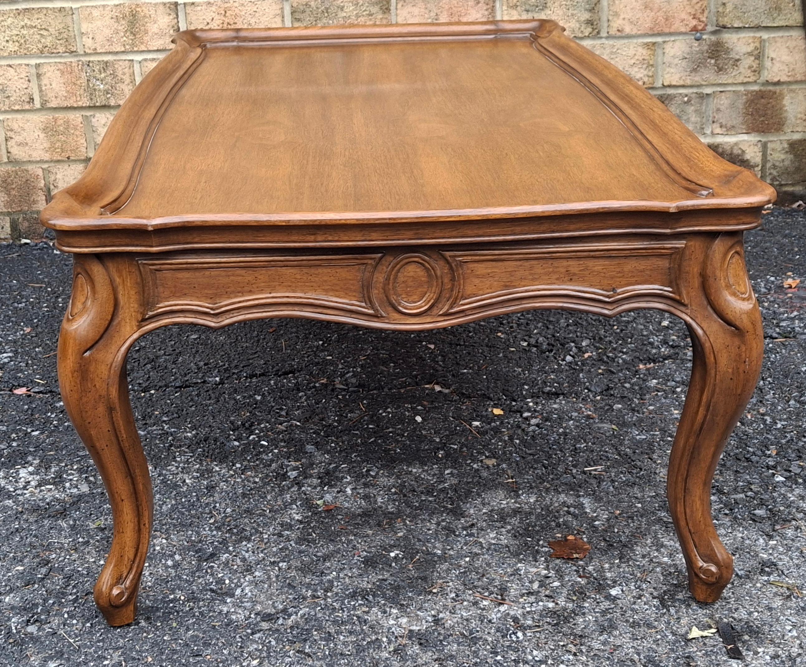 Table basse en noyer cintré du 20e siècle de style provincial français en vente 3