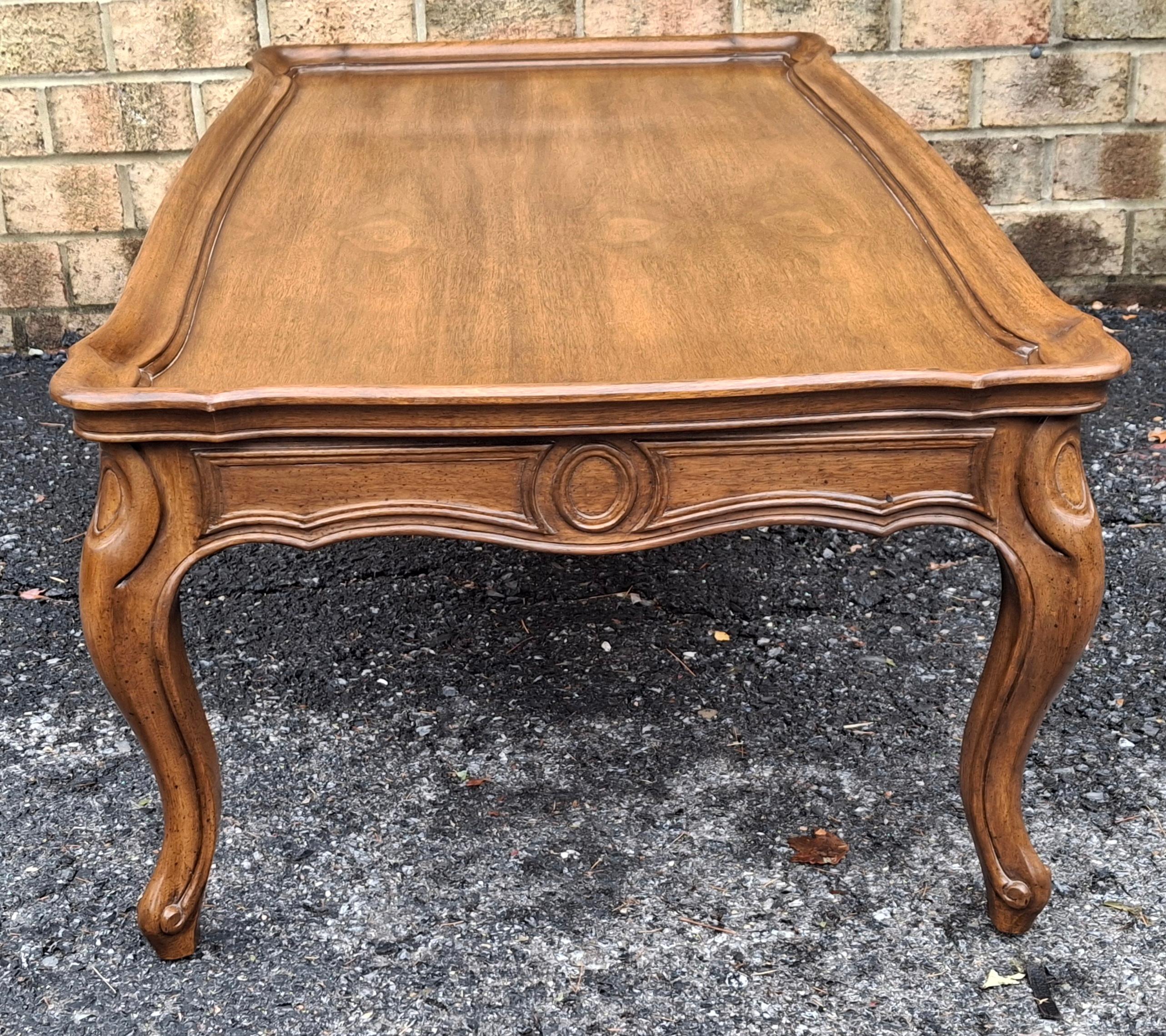 Table basse en noyer cintré du 20e siècle de style provincial français en vente 4