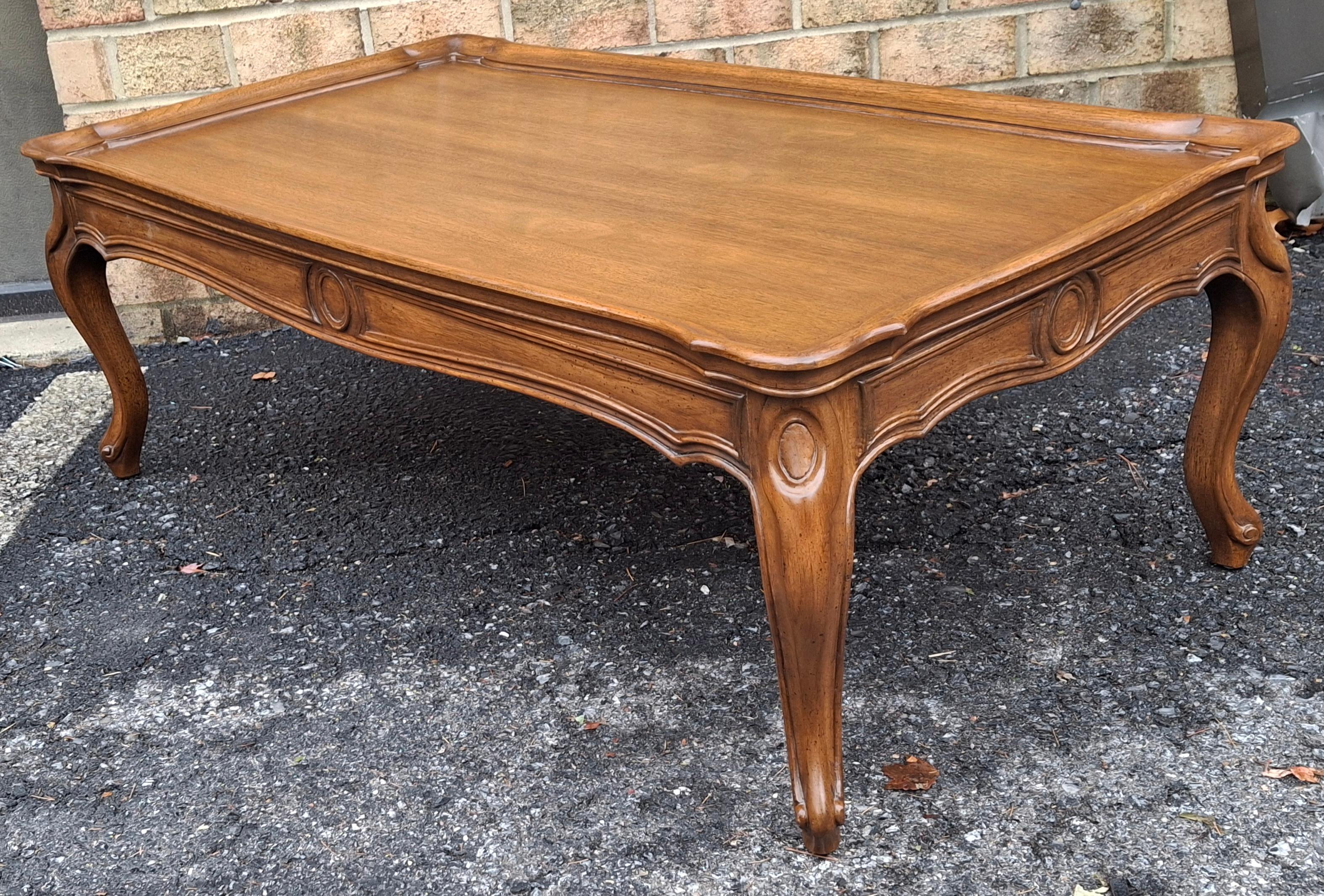 Table basse en noyer cintré du 20e siècle de style provincial français en vente 5