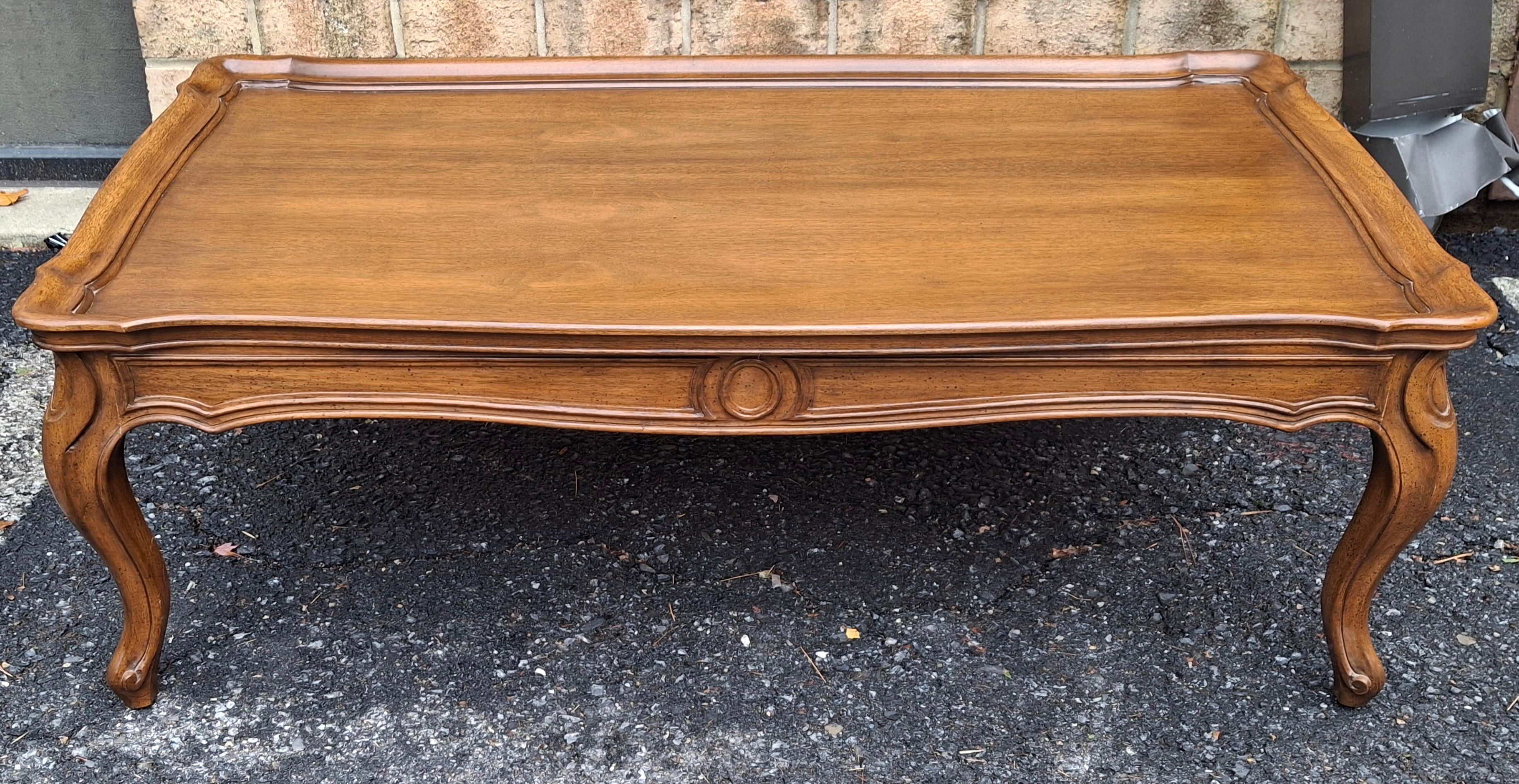 Provincial français Table basse en noyer cintré du 20e siècle de style provincial français en vente