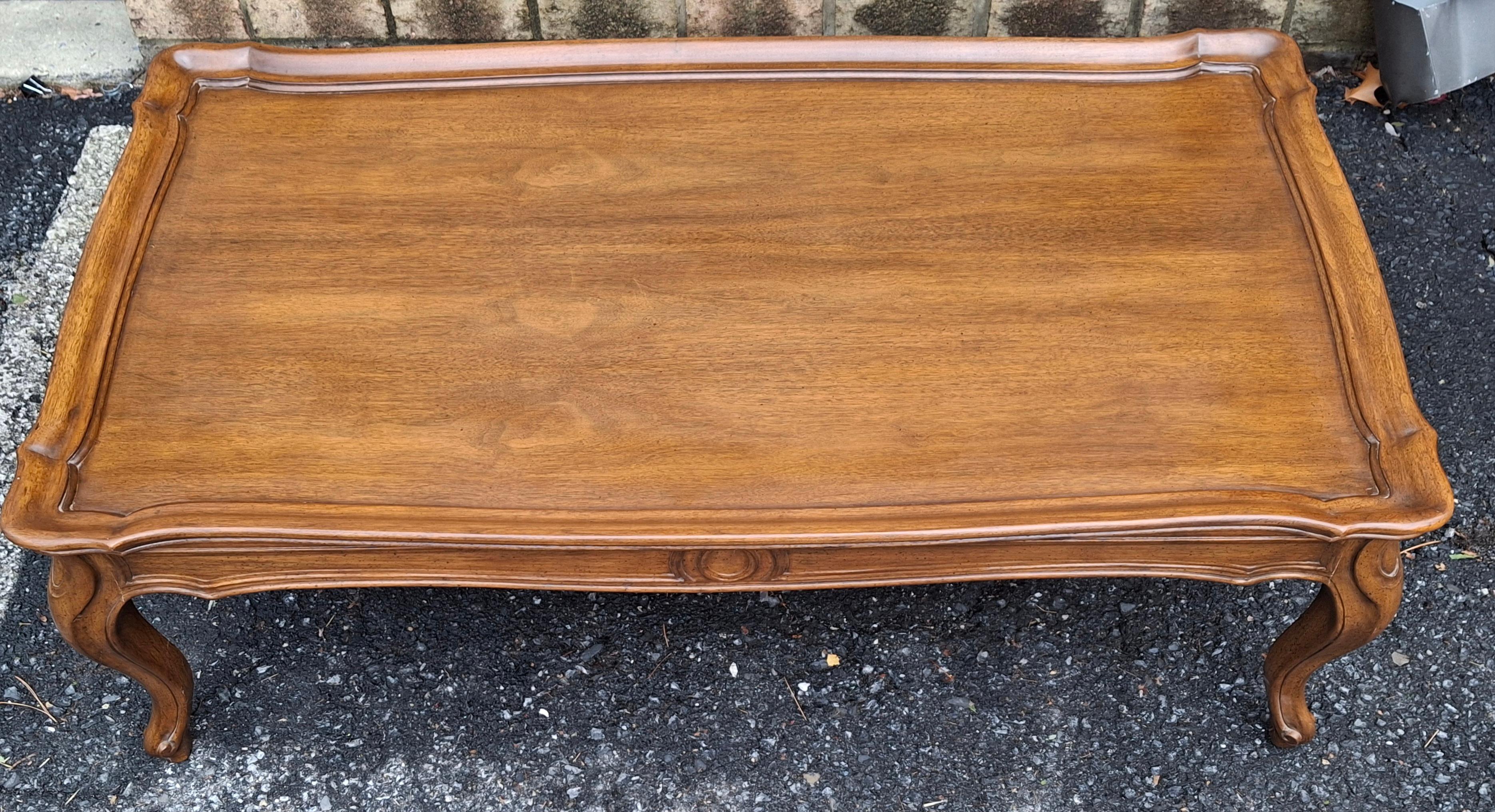 Tacheté Table basse en noyer cintré du 20e siècle de style provincial français en vente