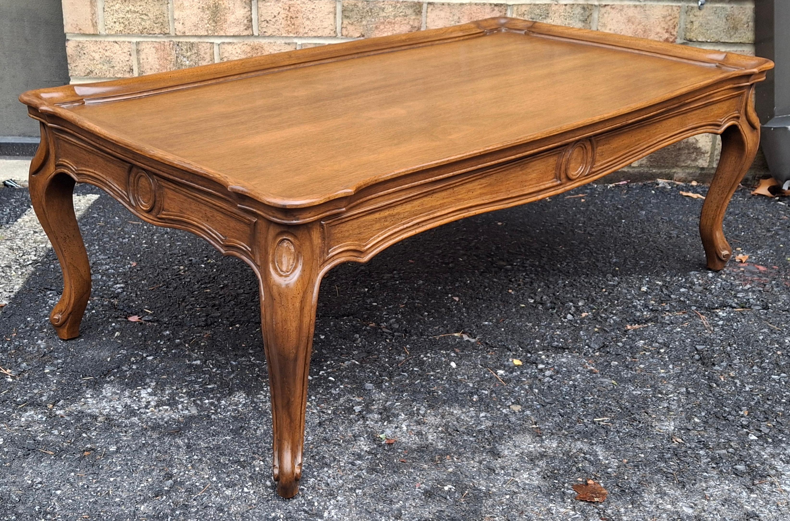 Table basse en noyer cintré du 20e siècle de style provincial français Excellent état - En vente à Germantown, MD