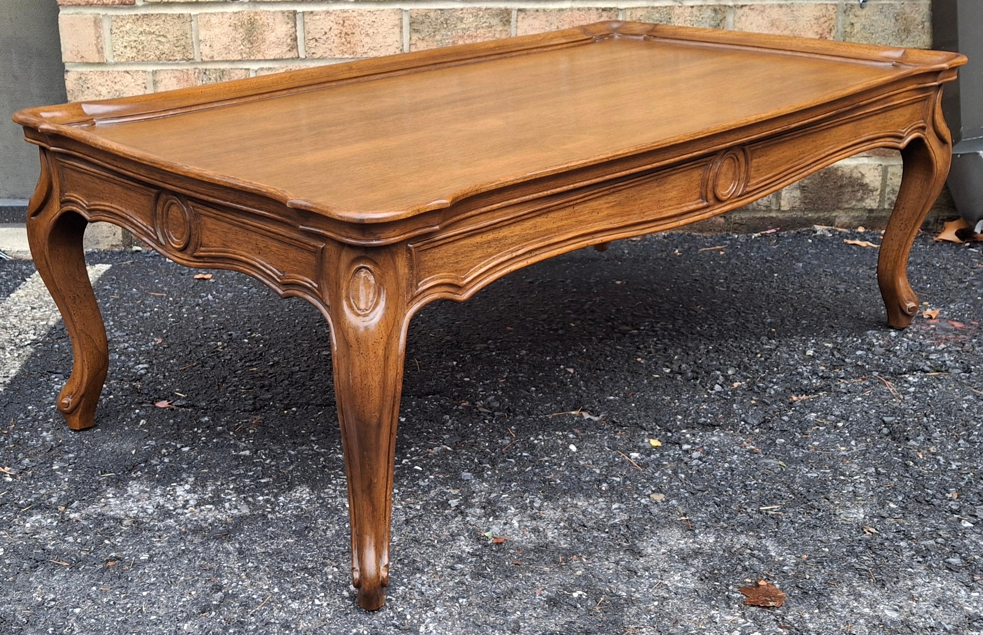 20ième siècle Table basse en noyer cintré du 20e siècle de style provincial français en vente