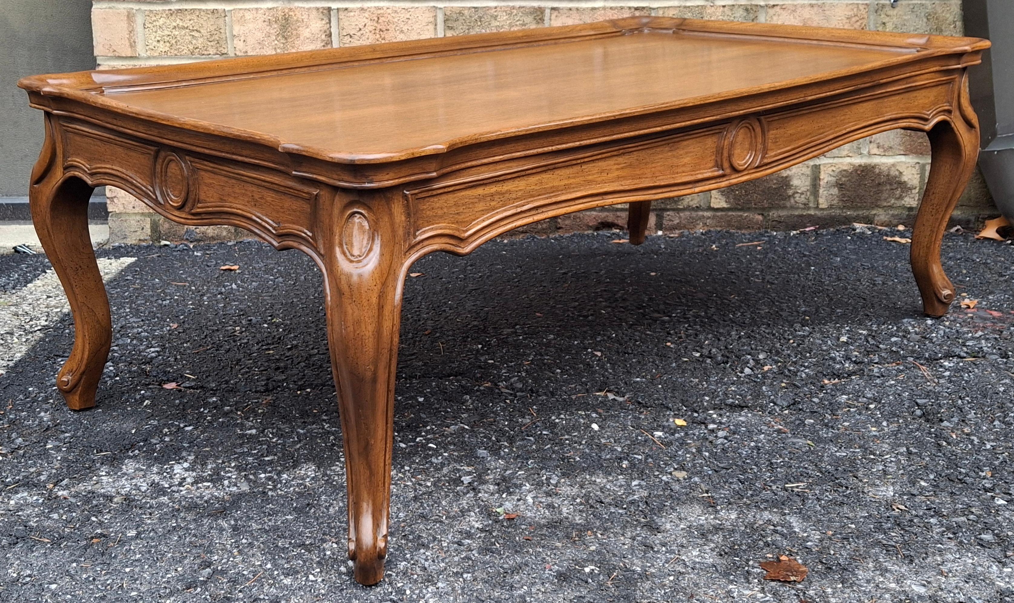 Noyer Table basse en noyer cintré du 20e siècle de style provincial français en vente