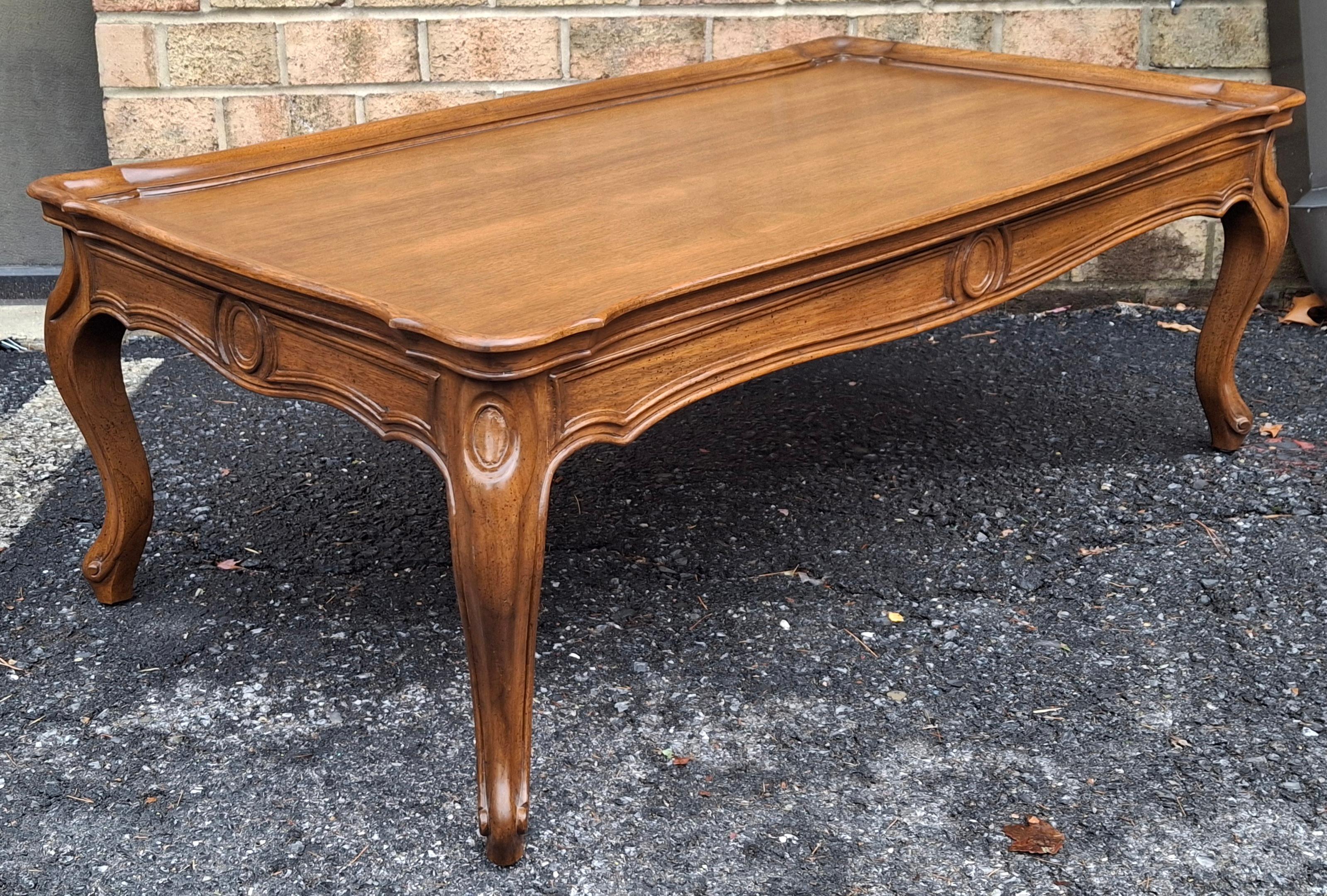 Table basse en noyer cintré du 20e siècle de style provincial français en vente 1