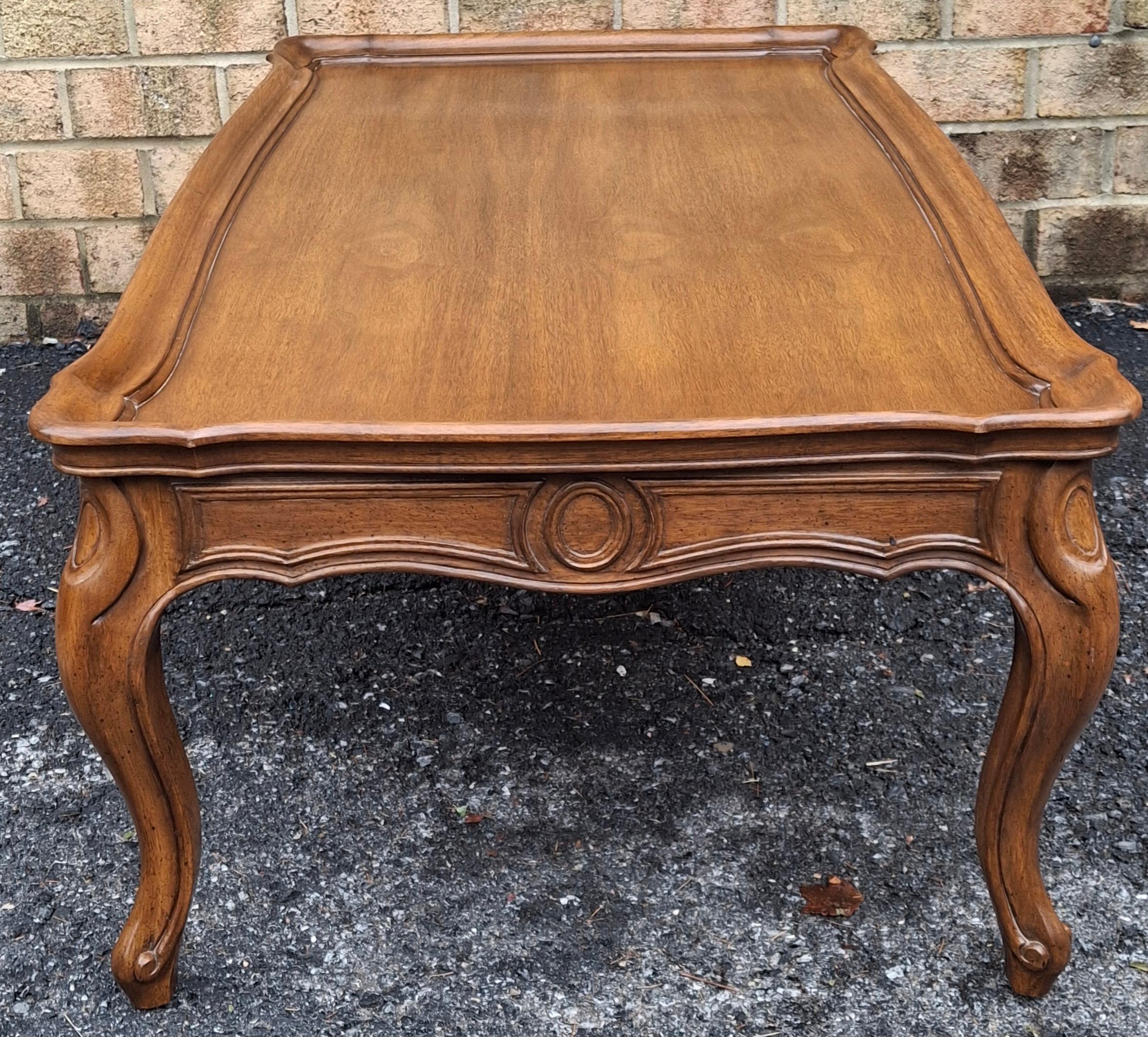 Table basse en noyer cintré du 20e siècle de style provincial français en vente 2