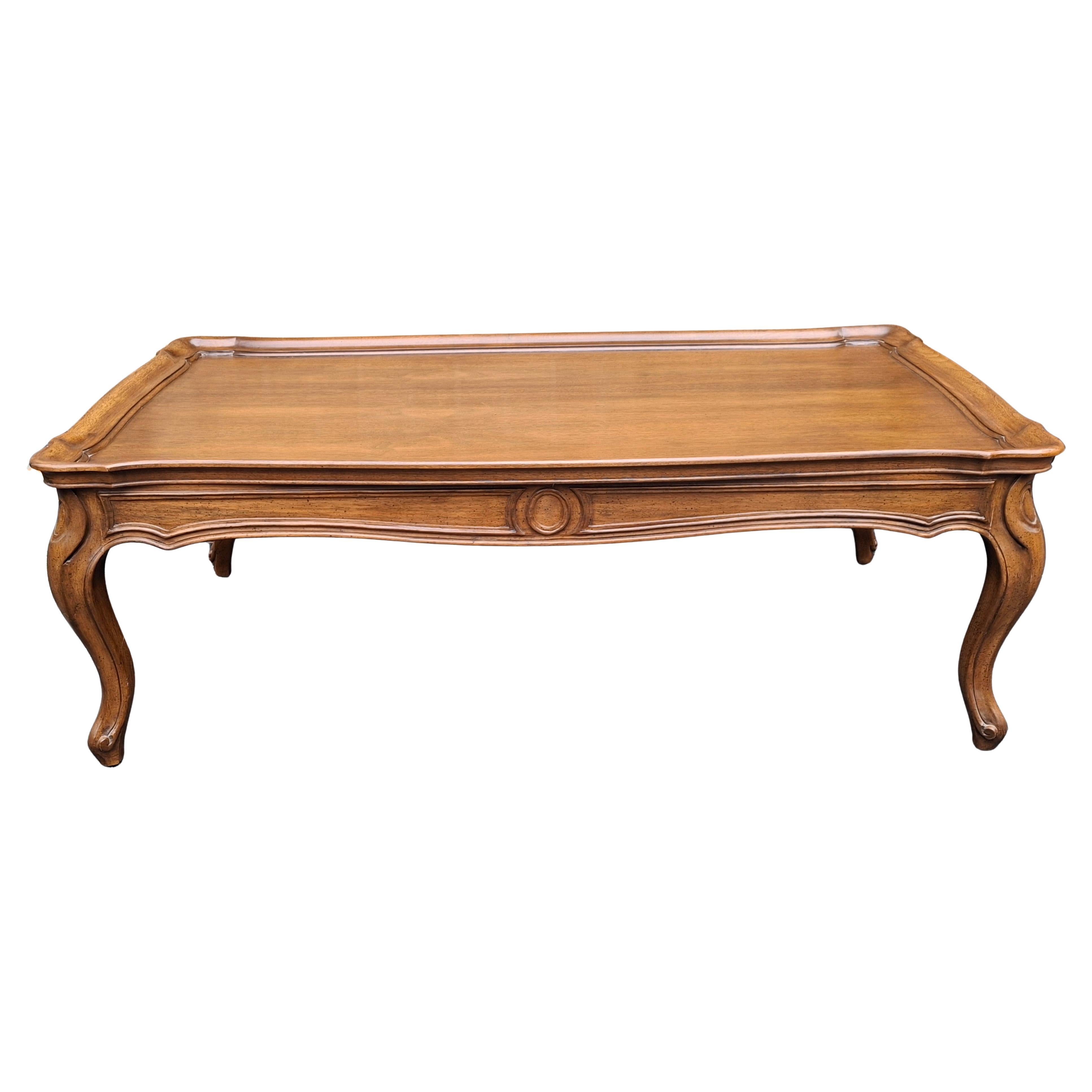 Table basse en noyer cintré du 20e siècle de style provincial français en vente