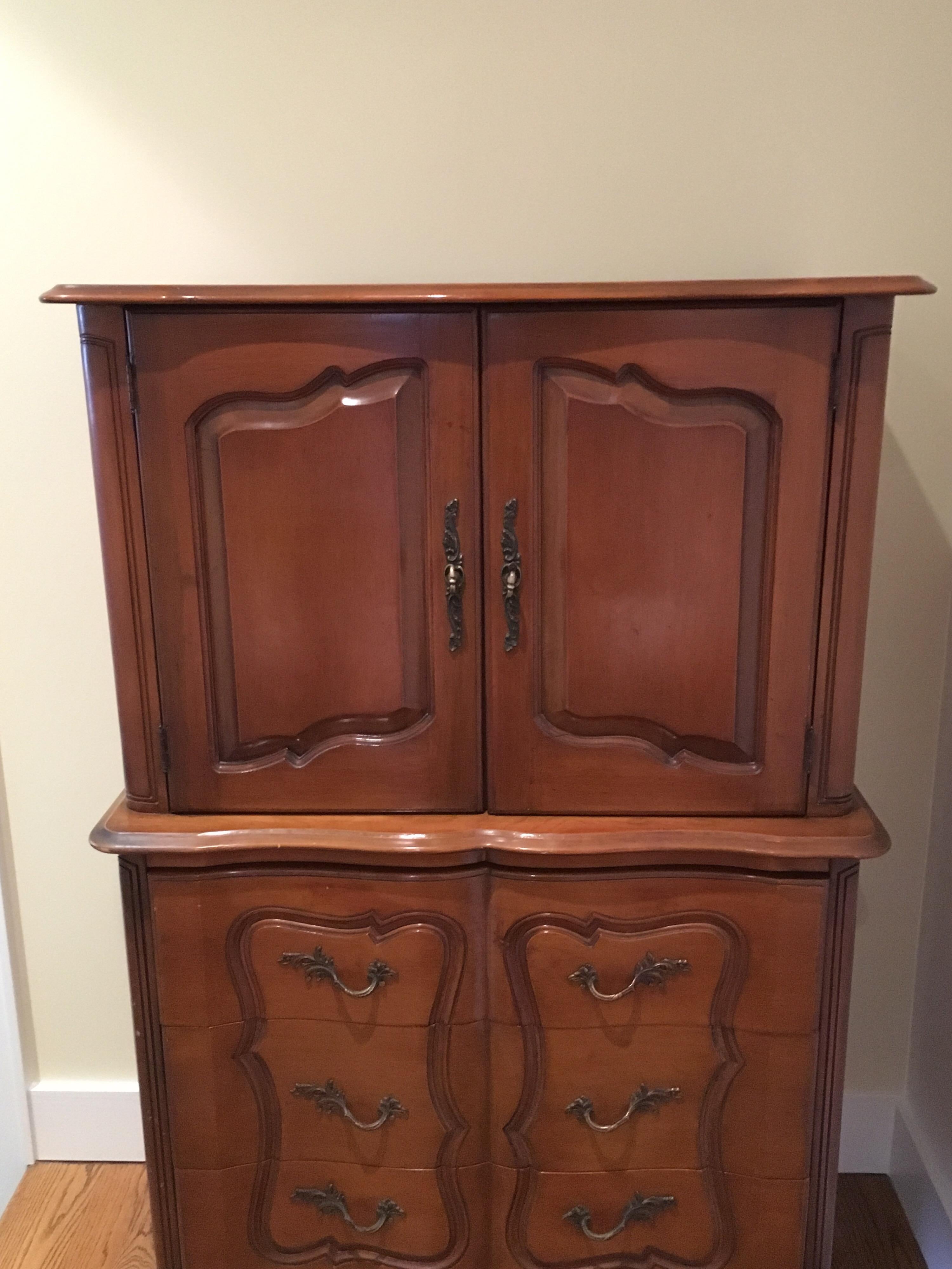 20th Century French Provincial Style Chest on Chest In Good Condition For Sale In Southampton, NY