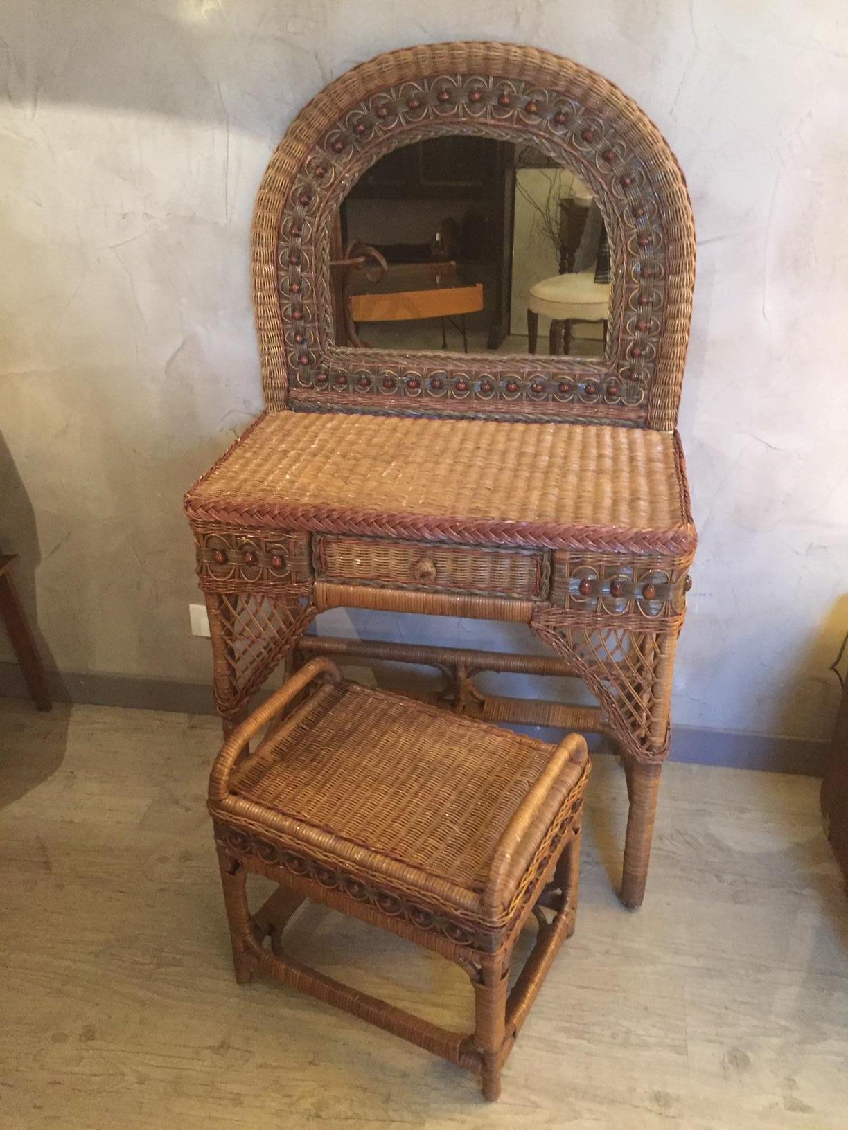 Beautiful 20th century, French rattan dressing table from the 1960s with its stool.
Decorated with pearls. The mirror can be removable thanks two wooden parts that can be fixed in two holes. One drawer. High quality and good work.
   