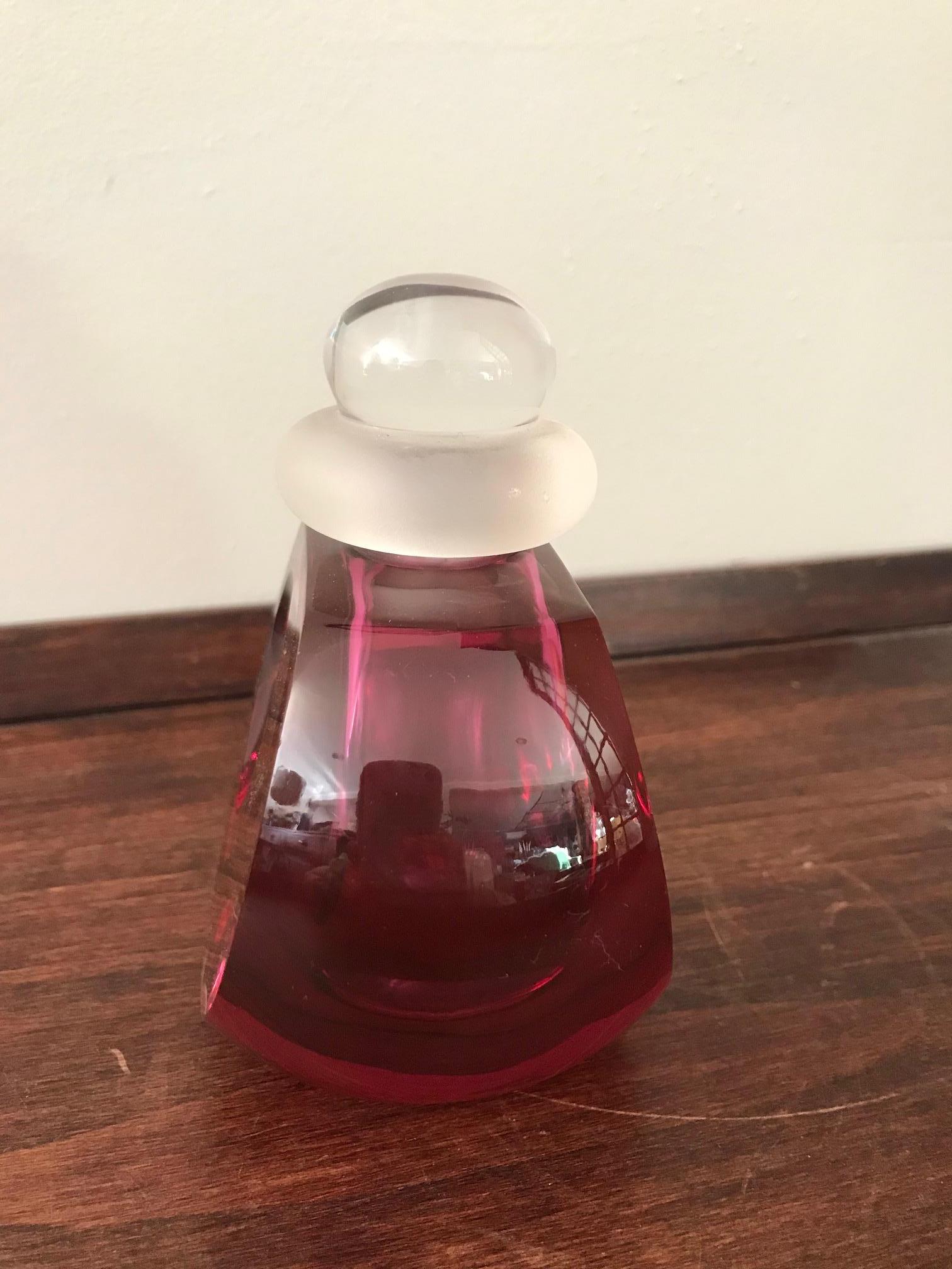 20th Century French Red Glass Perfume Bottle, 1940s In Good Condition In LEGNY, FR
