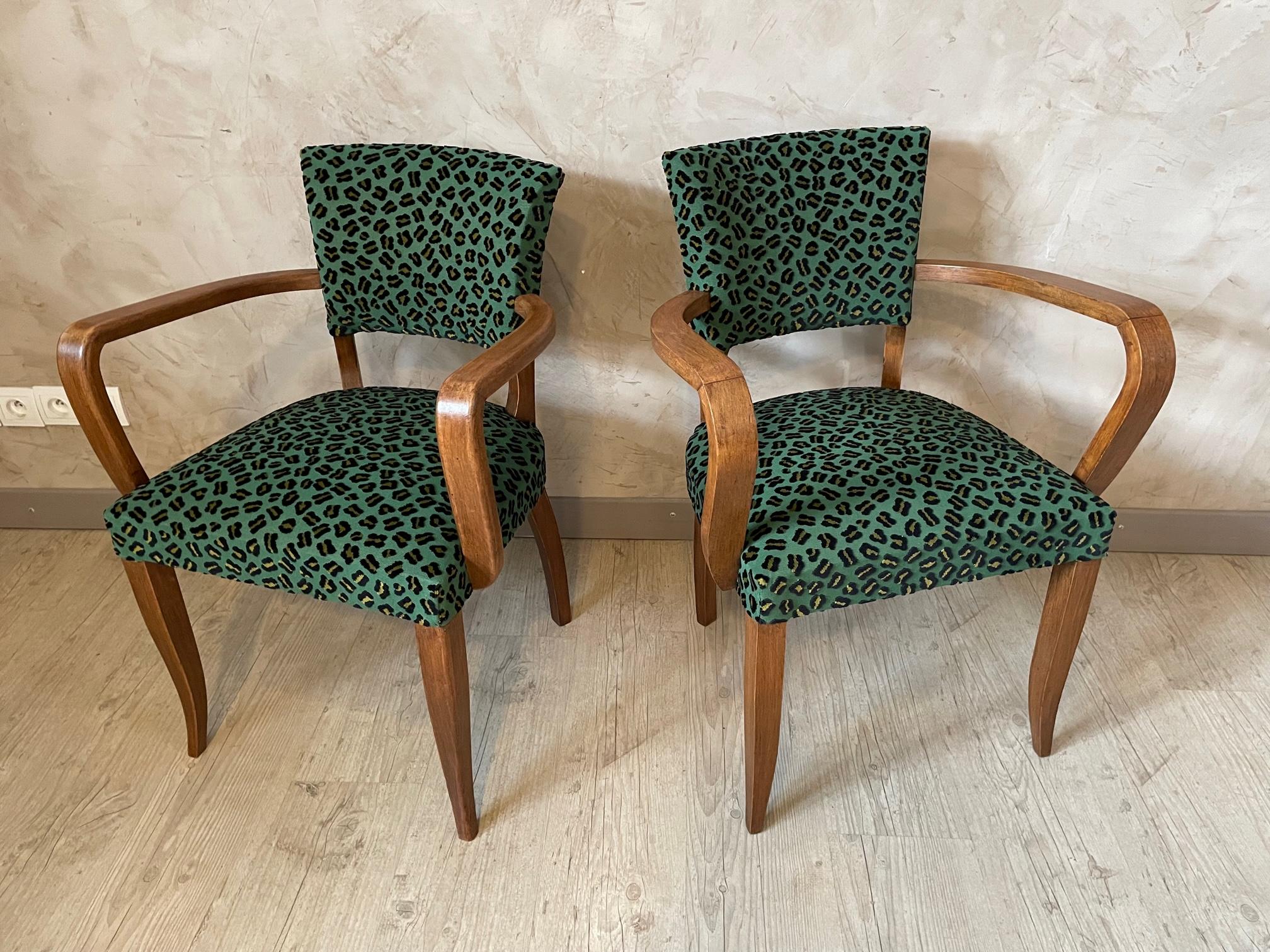 Französisches neu gepolstertes Sesselpaar des 20. Jahrhunderts, 1950er Jahre im Zustand „Gut“ in LEGNY, FR