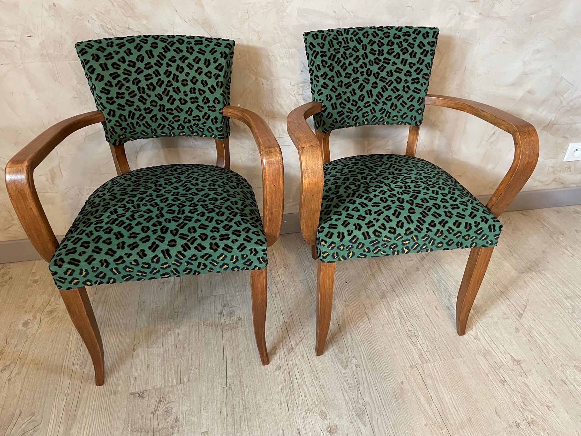 Französisches neu gepolstertes Sesselpaar des 20. Jahrhunderts, 1950er Jahre (Stoff)