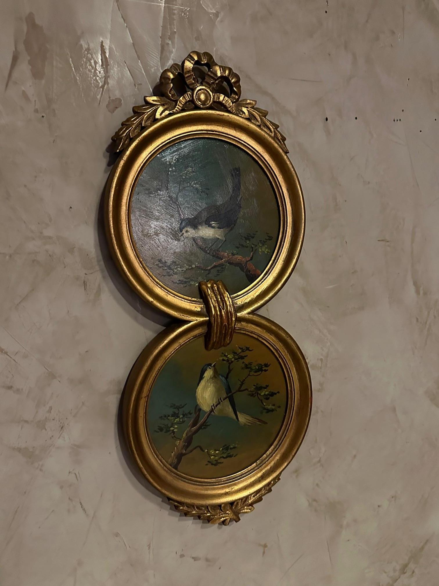 Charming and romantique painting in the shape of a double circle with oil on hardboard representing sparrows. Delicate and romantic painting. 
Louis XV style frame with a bow on the top. Nice quality.