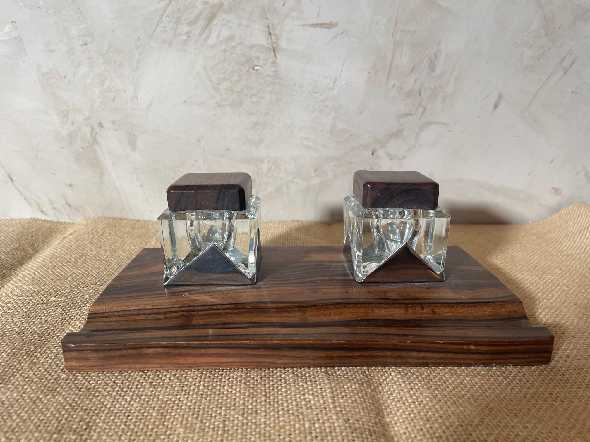 Inkwell in rosewood and glass from the 1950s in good condition. The two glass inkwells are removable and they have a rosewood lid.