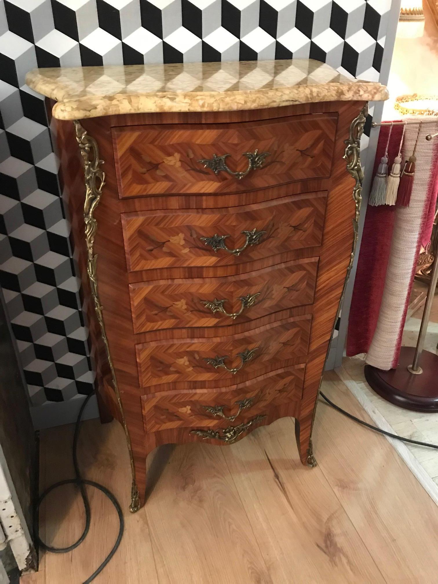 Beautiful 20th century French Louis XV style chest of drawers from the 1950s.
Very nice rosewood marquetry. Bronze fittings. Removable marble top.
Signe at the back 