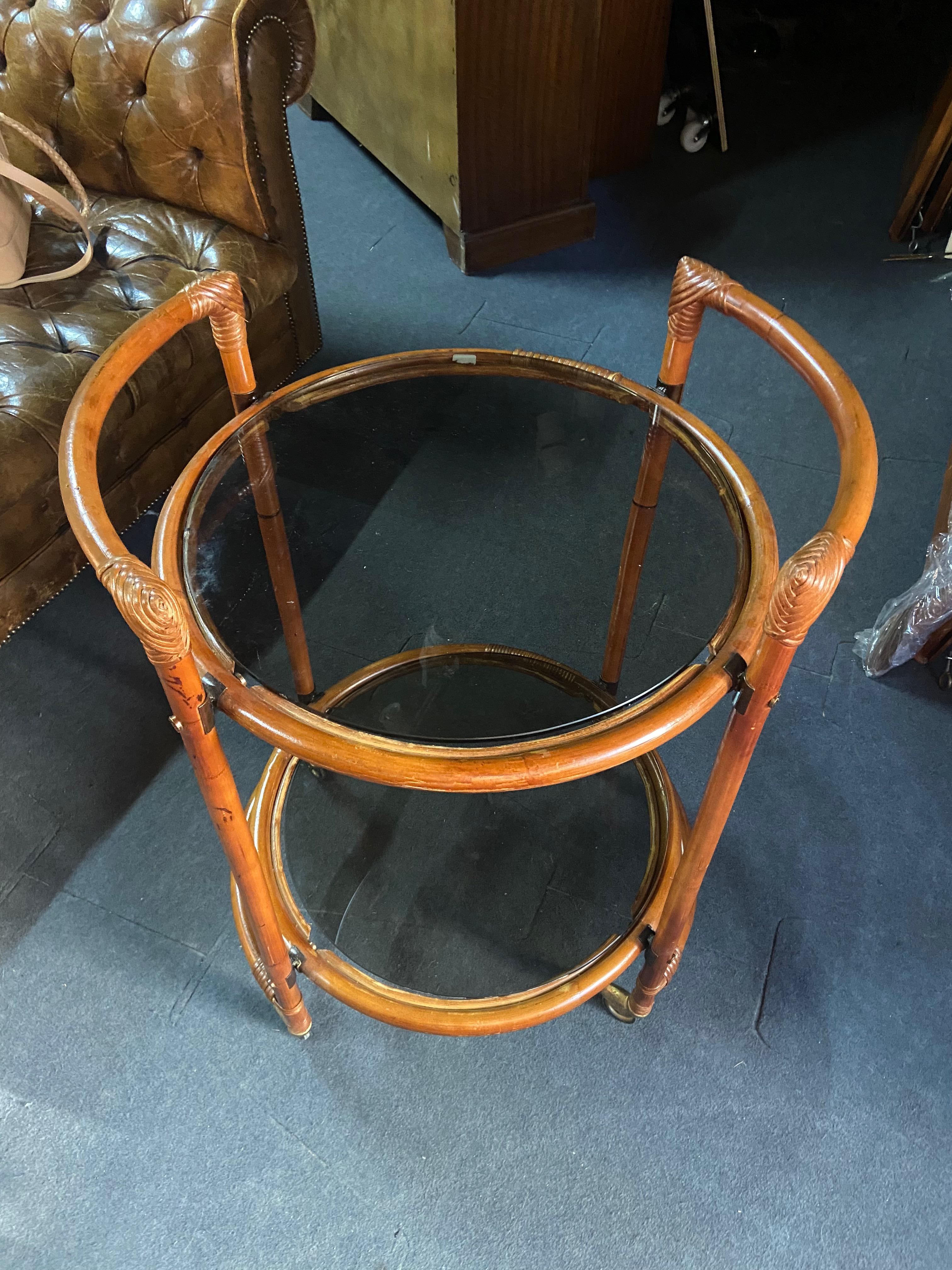 Table de service ronde française du 20ème siècle à deux niveaux en bambou Bon état - En vente à Sofia, BG
