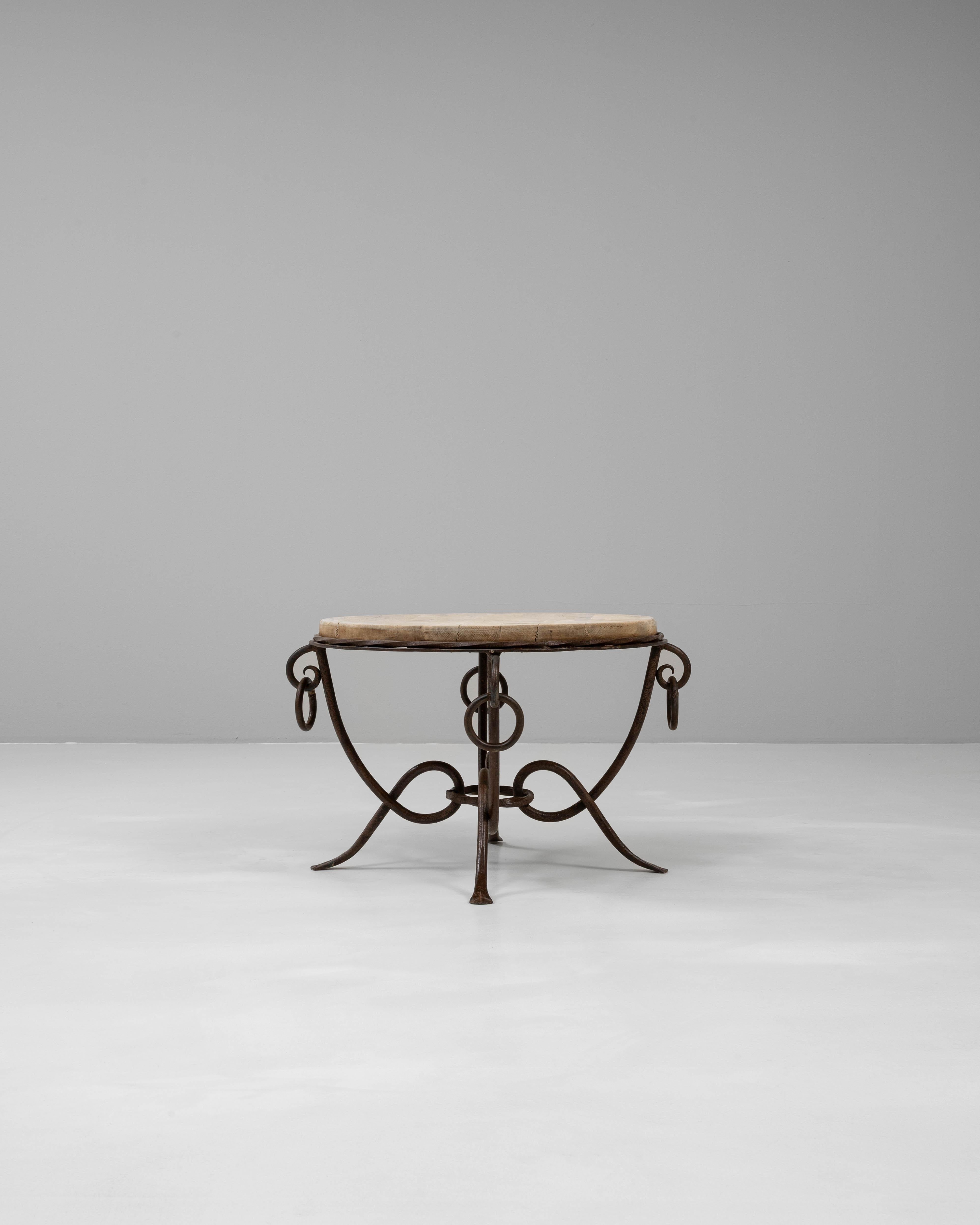 Mesa de centro redonda francesa de hierro forjado del siglo XX con tablero de roble en Bueno estado para la venta en High Point, NC