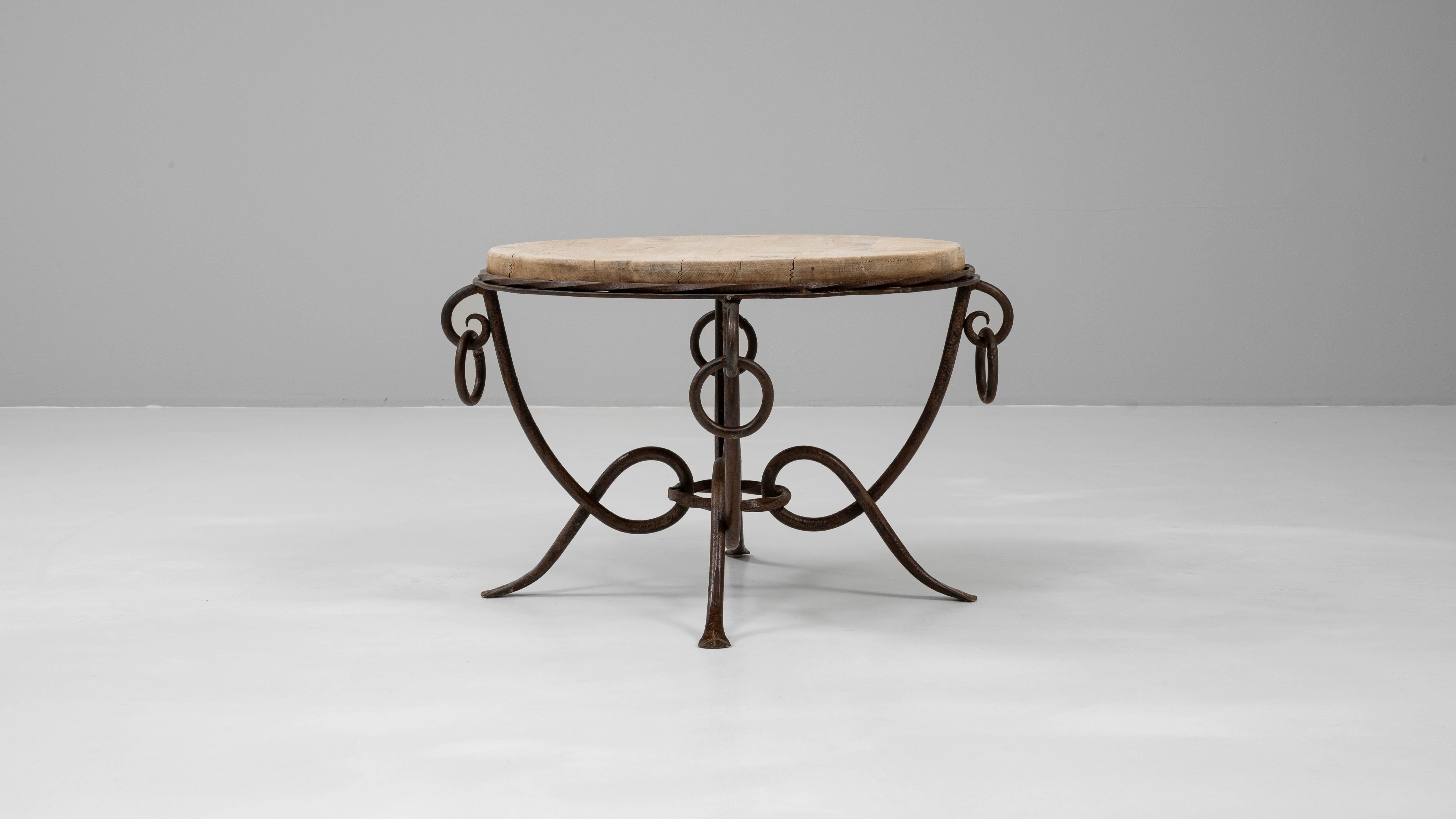 Mesa de centro redonda francesa de hierro forjado del siglo XX con tablero de roble en venta 2