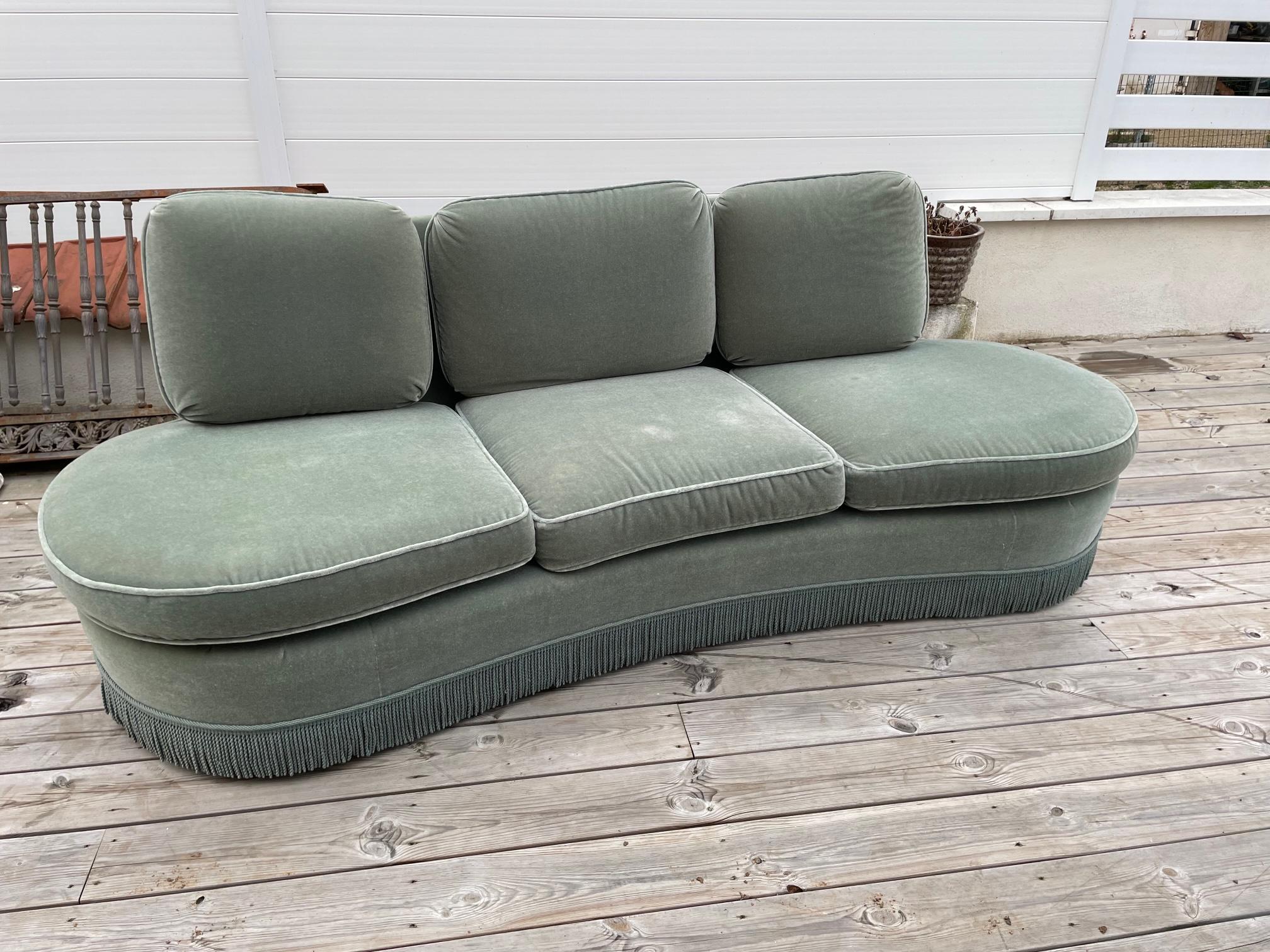 Very nice Vintage rounded sofa made with a green velvet and fringes. 
All the cushions are removable. 
The base is also covered with velvet. 
Some stains but very good general condition. 
Nice quality.