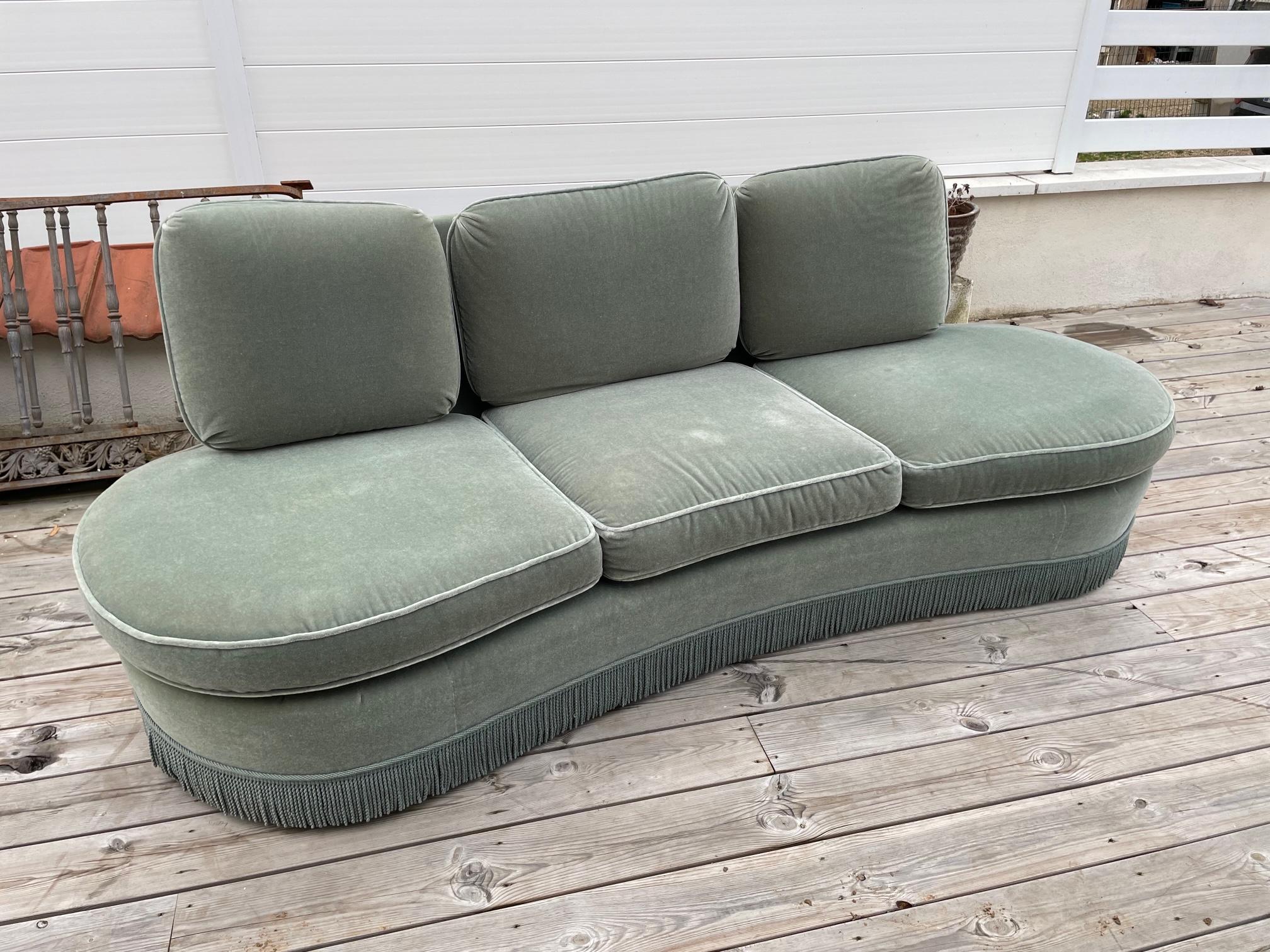 20th Century French Rounded Green Velvet and Fringes Sofa In Good Condition In LEGNY, FR