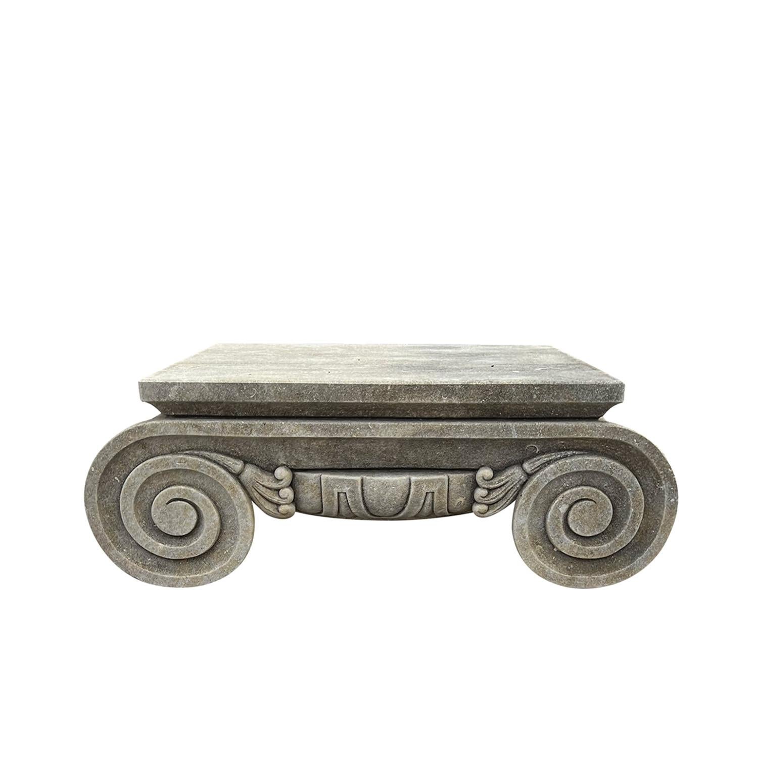 Tavolino d'epoca in pietra calcarea intagliata a mano del XX secolo, in buone condizioni. Questo arredo da giardino in pietra ha una base a capitello in stile ionico splendidamente scolpita e un piano rettangolare. Il design di questo elemento