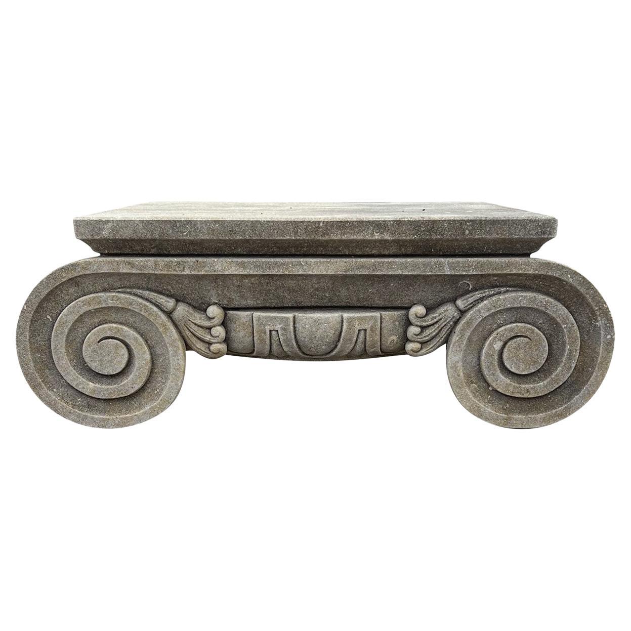 Mesa baja de jardín de piedra tallada a mano en estilo rústico francés del siglo XX