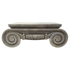 Mesa baja de jardín de piedra tallada a mano en estilo rústico francés del siglo XX