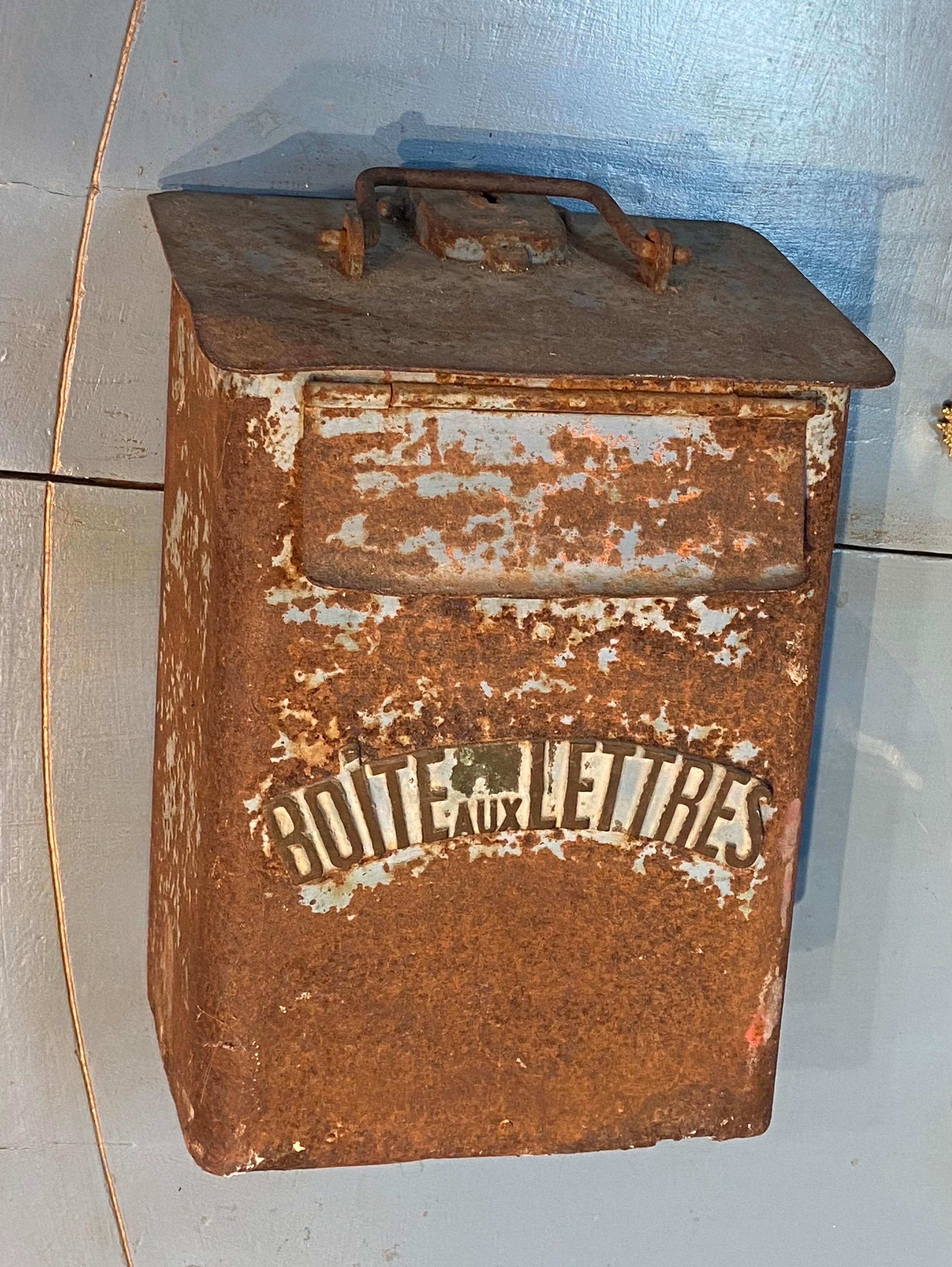 Französische Postkasten aus rostfarbenem Metall, 20. Jahrhundert im Angebot 1