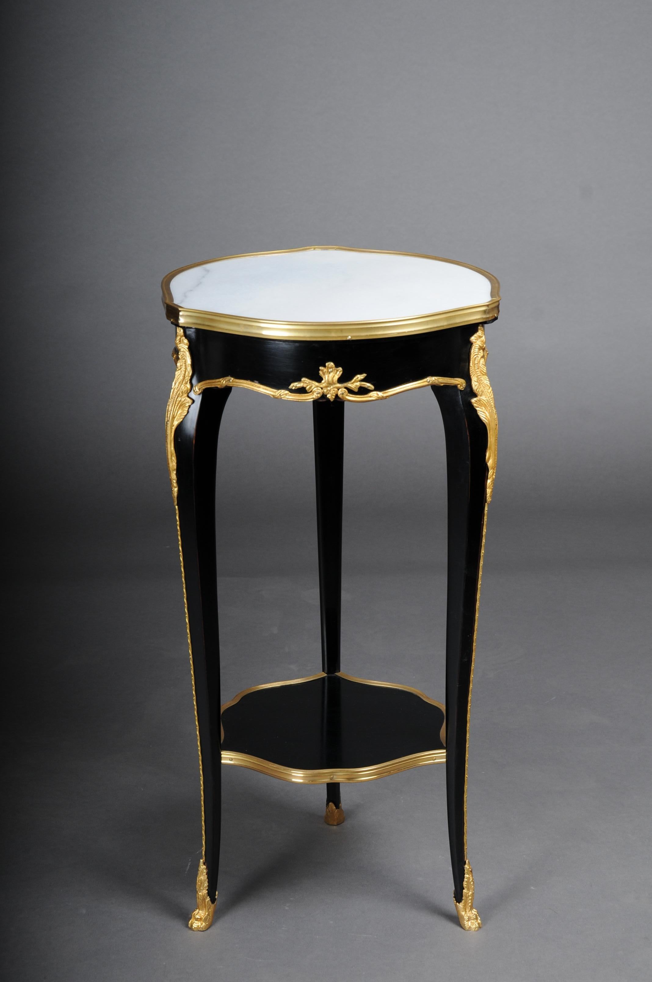 20th century French Salon Side Table in Louis XV after F. Linke, black

Solid wood side table in Louis XV. Slightly convex and concave, carcass, flanked by solid corner glaciers on high, elegantly curved legs, connected below by a curly brass
