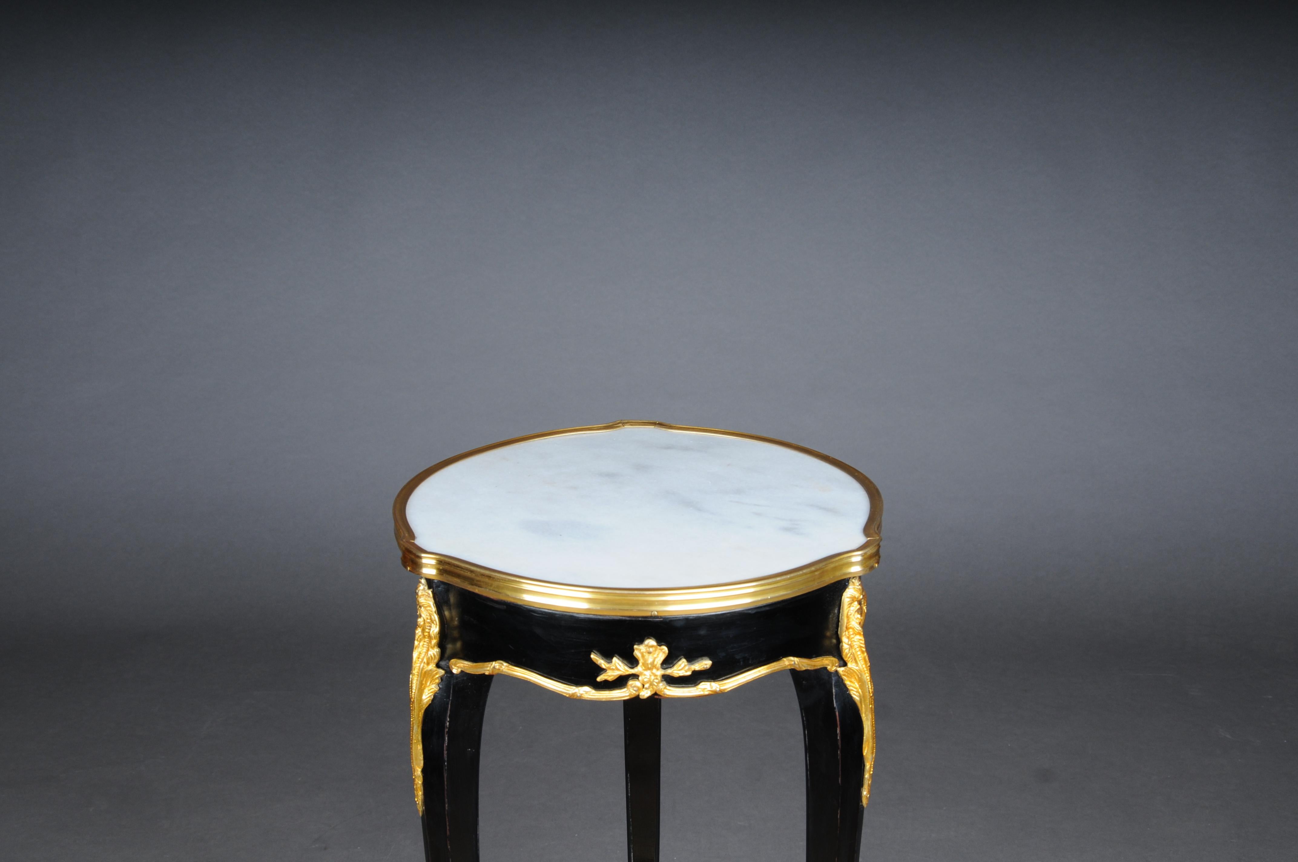 20th century French Salon Side Table in Louis XV after F. Linke, black

Solid wood side table in Louis XV. Slightly convex and concave, carcass, flanked by solid corner glaciers on high, elegantly curved legs, connected below by a curly brass frame