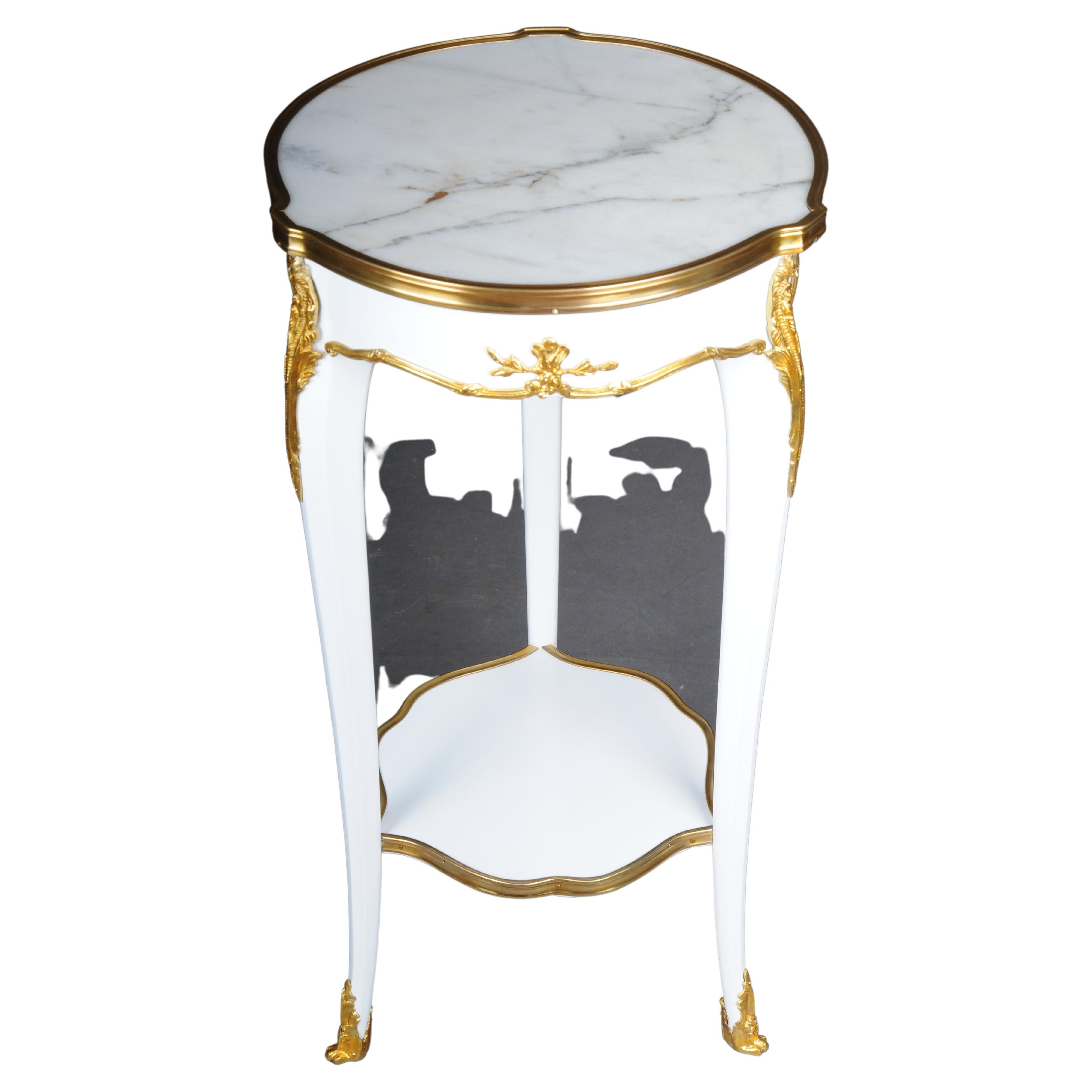 20th century French Salon Side Table in Louis XV after F. Linke, white

Solid wood side table in Louis XV. Slightly convex and concave, carcass, flanked by solid corner glaciers on high, elegantly curved legs, connected below by a curly brass frame