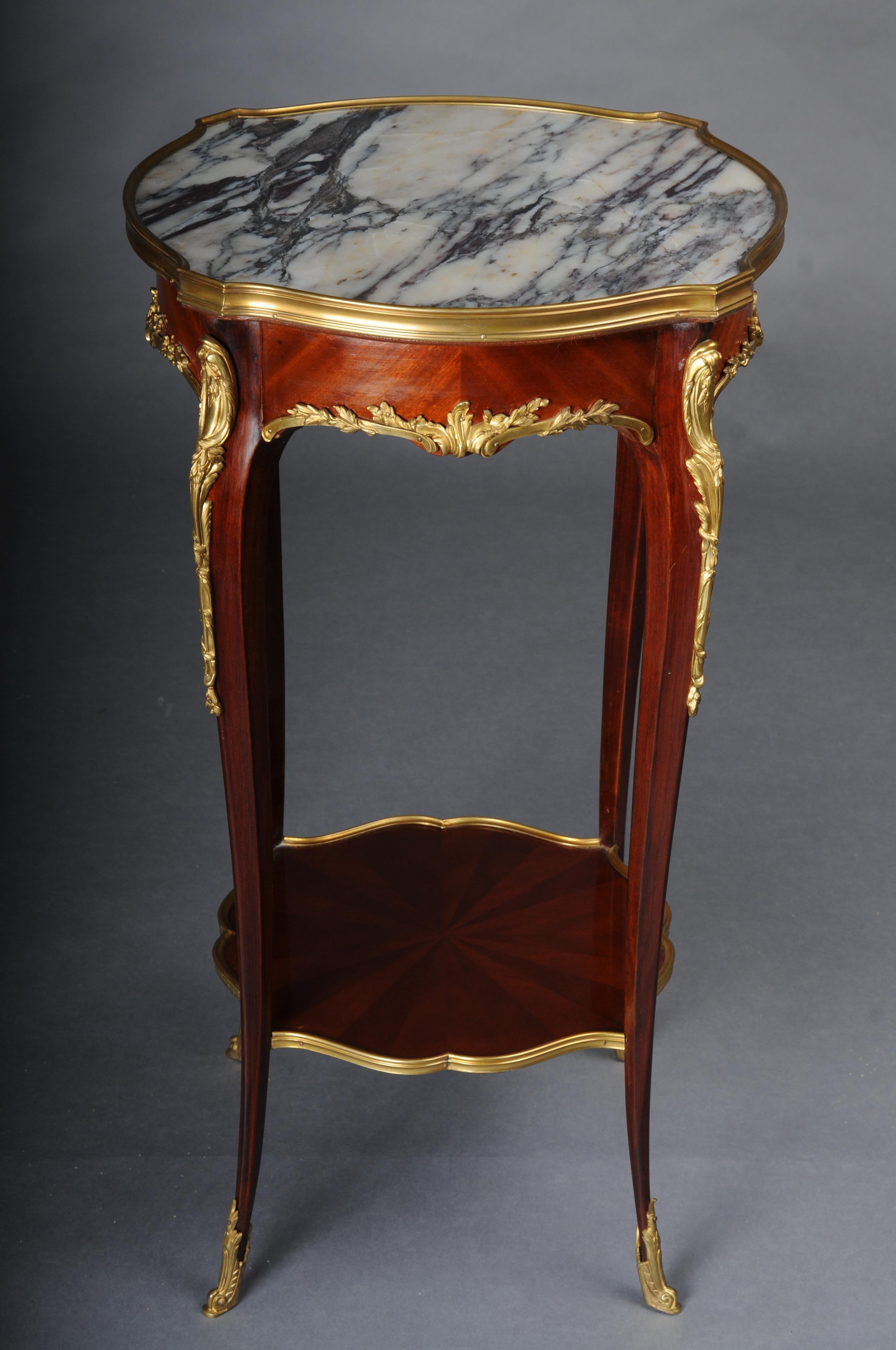 Table d'appoint de salon français du 20e siècle en acajou Louis XV d'après F. Linke 

Table d'appoint en bois massif de style Louis XV. Légèrement convexe et concave, la carcasse, flanquée de solides glaciers d'angle sur de hauts pieds élégamment