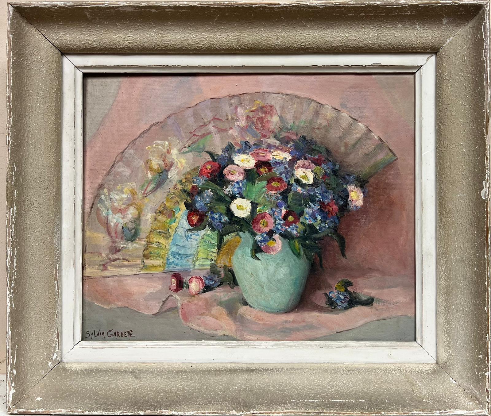Französische signierte Ölvase mit schönen Blumen in Teal, Rosa Rücken, Mitte des 20. Jahrhunderts – Painting von 20th Century French School