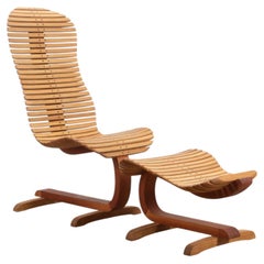 Französischer parametrischer Stuhl und Fußhocker im Stil der Bildhauerkunst des 20. Jahrhunderts