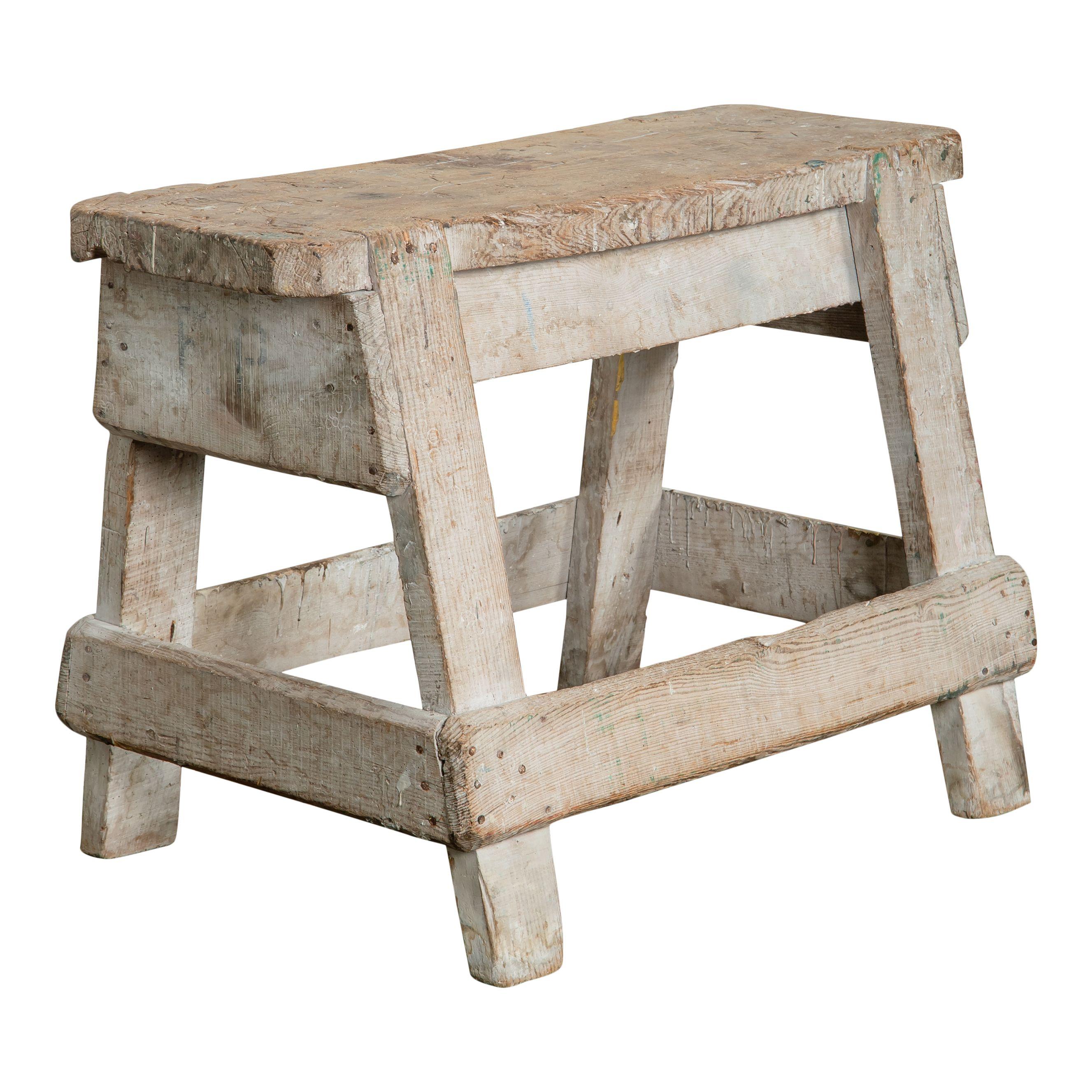 Un joli support de sculpture en bois vintage provenant de France et fabriqué au 20ème siècle. Ce design simple en fait une pièce intemporelle et classique qui ne manquera pas de faire bonne figure pendant des années. Les pièces de bois simples et