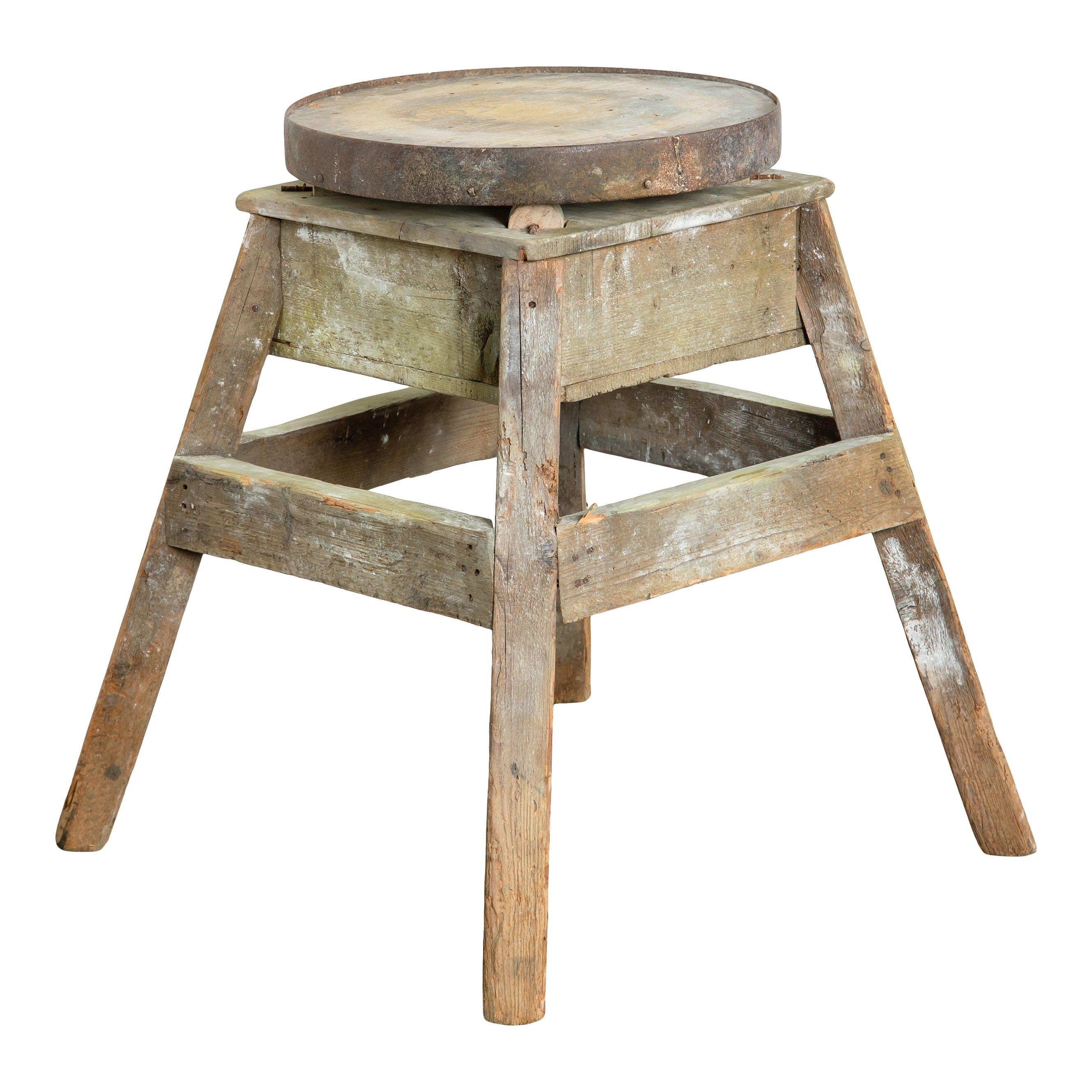 Precioso soporte escultórico vintage de madera procedente de Francia y fabricado en el siglo XX. El diseño sencillo y práctico de este soporte lo hace clásico y atemporal. Su funcionalidad incluye una peonza con borde metálico y una base robusta.