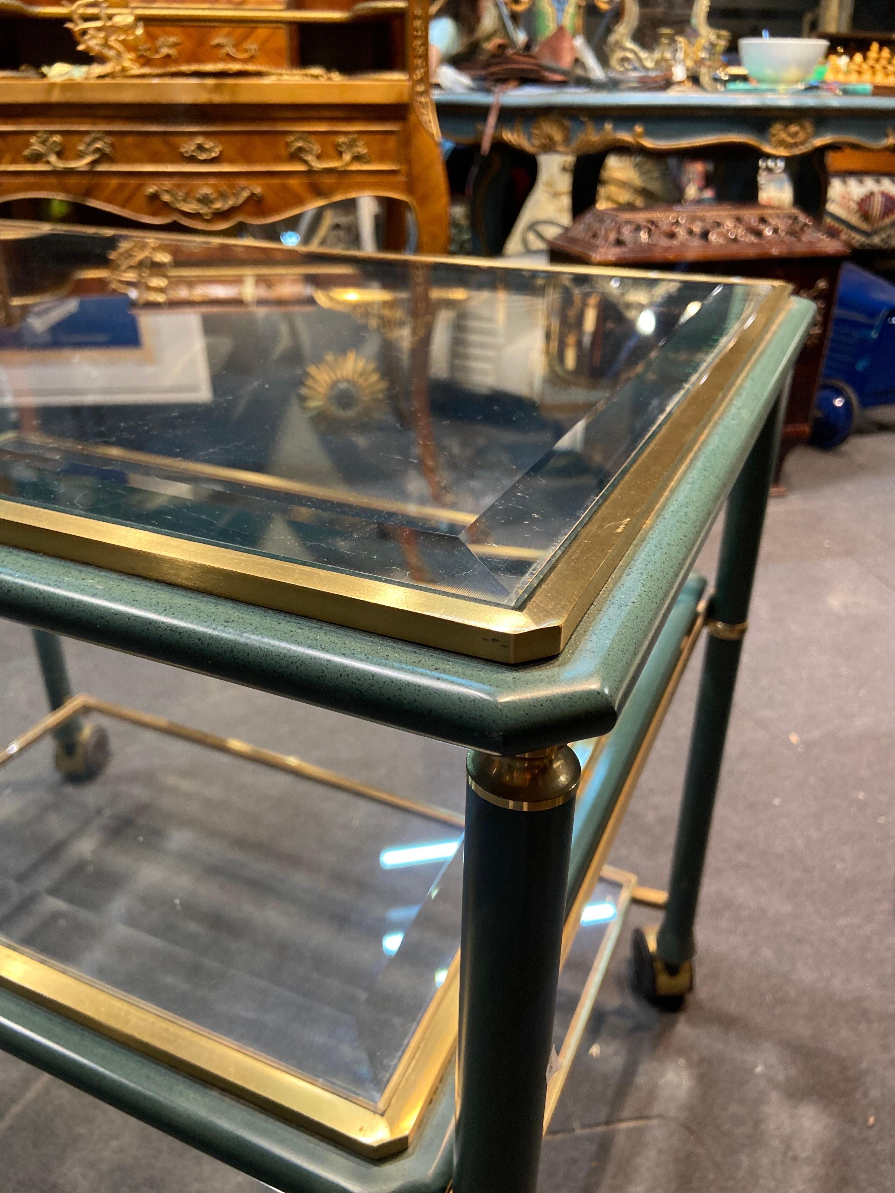 Français Chariot de service français du 20ème siècle en métal avec plateau en verre, vers 1920 en vente
