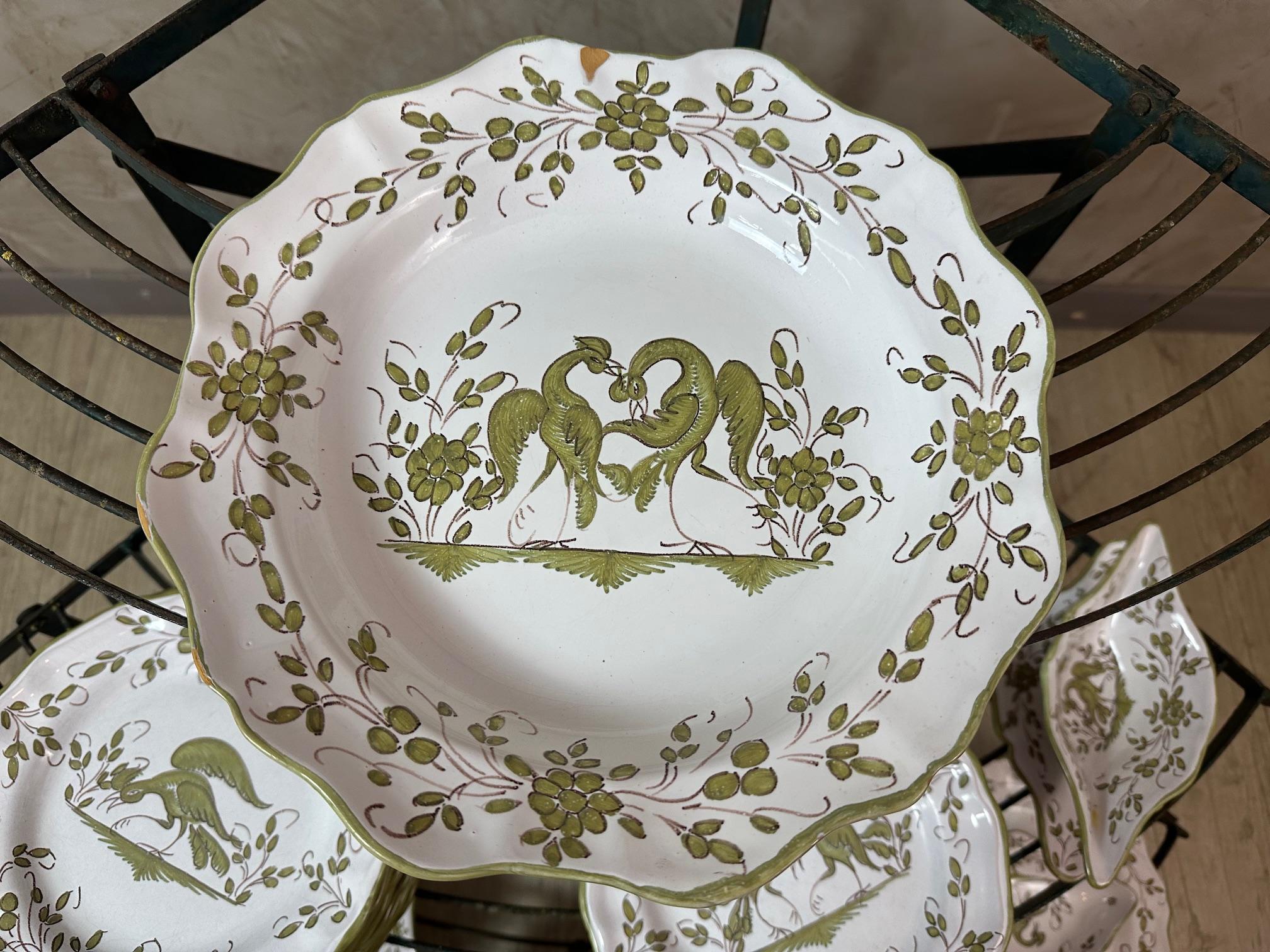 20e siècle Français Ensemble de 49 pièces en faïence de Moustiers, années 1950 en vente 4