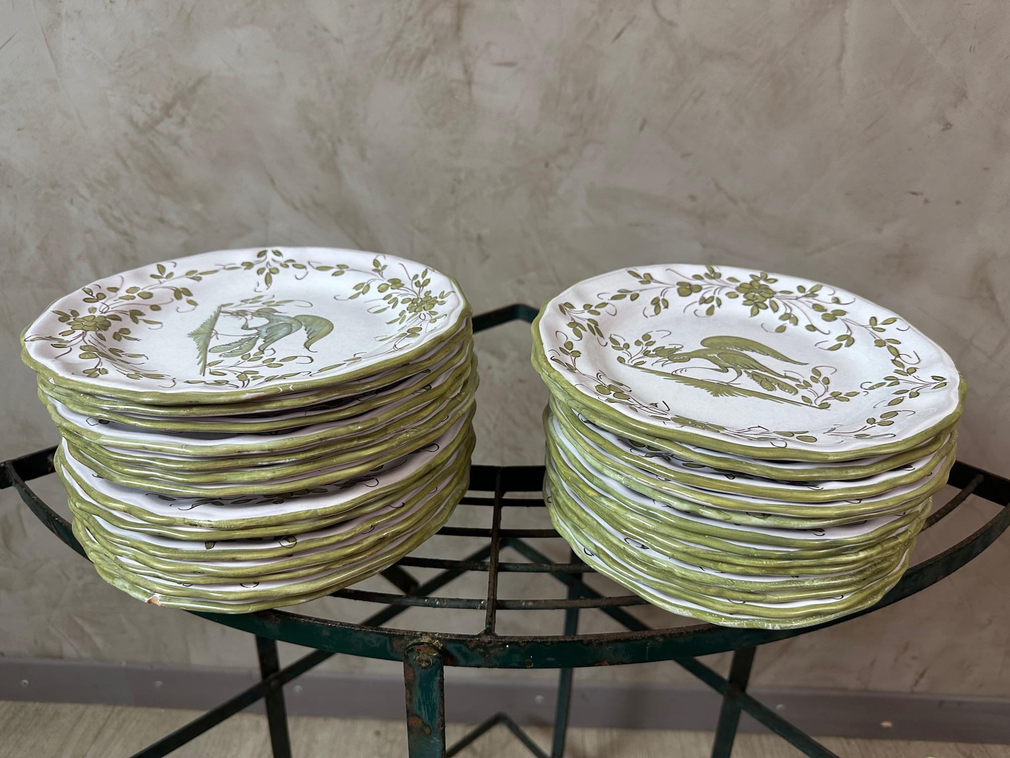 20e siècle Français Ensemble de 49 pièces en faïence de Moustiers, années 1950 en vente 7