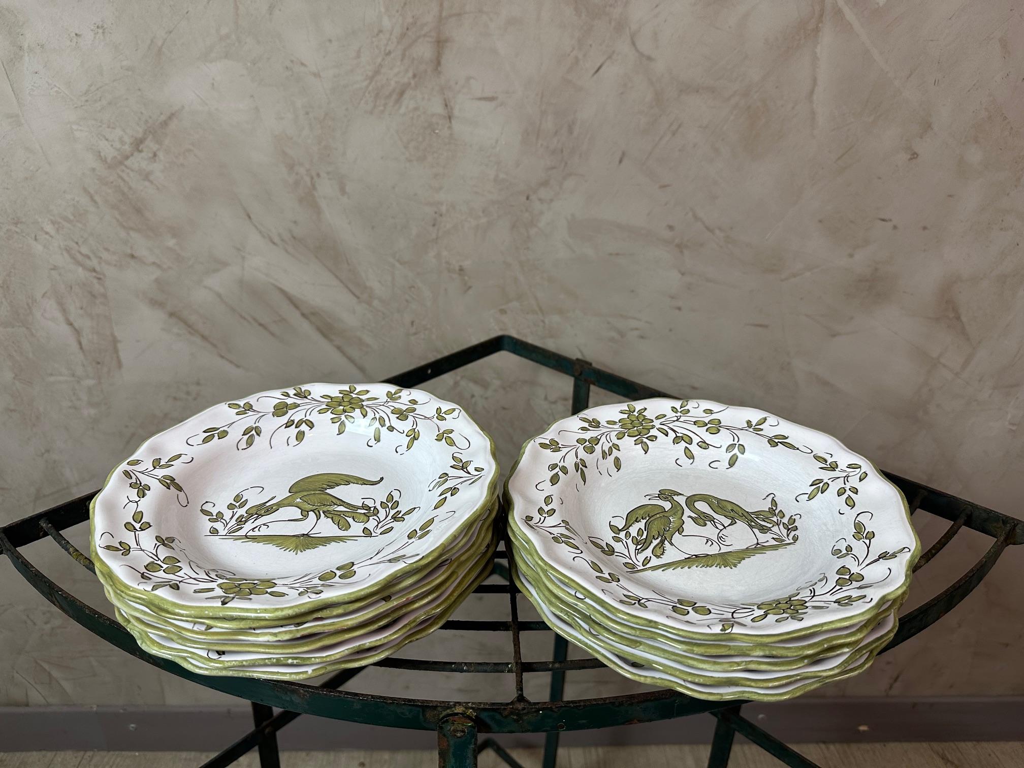 20ième siècle 20e siècle Français Ensemble de 49 pièces en faïence de Moustiers, années 1950 en vente