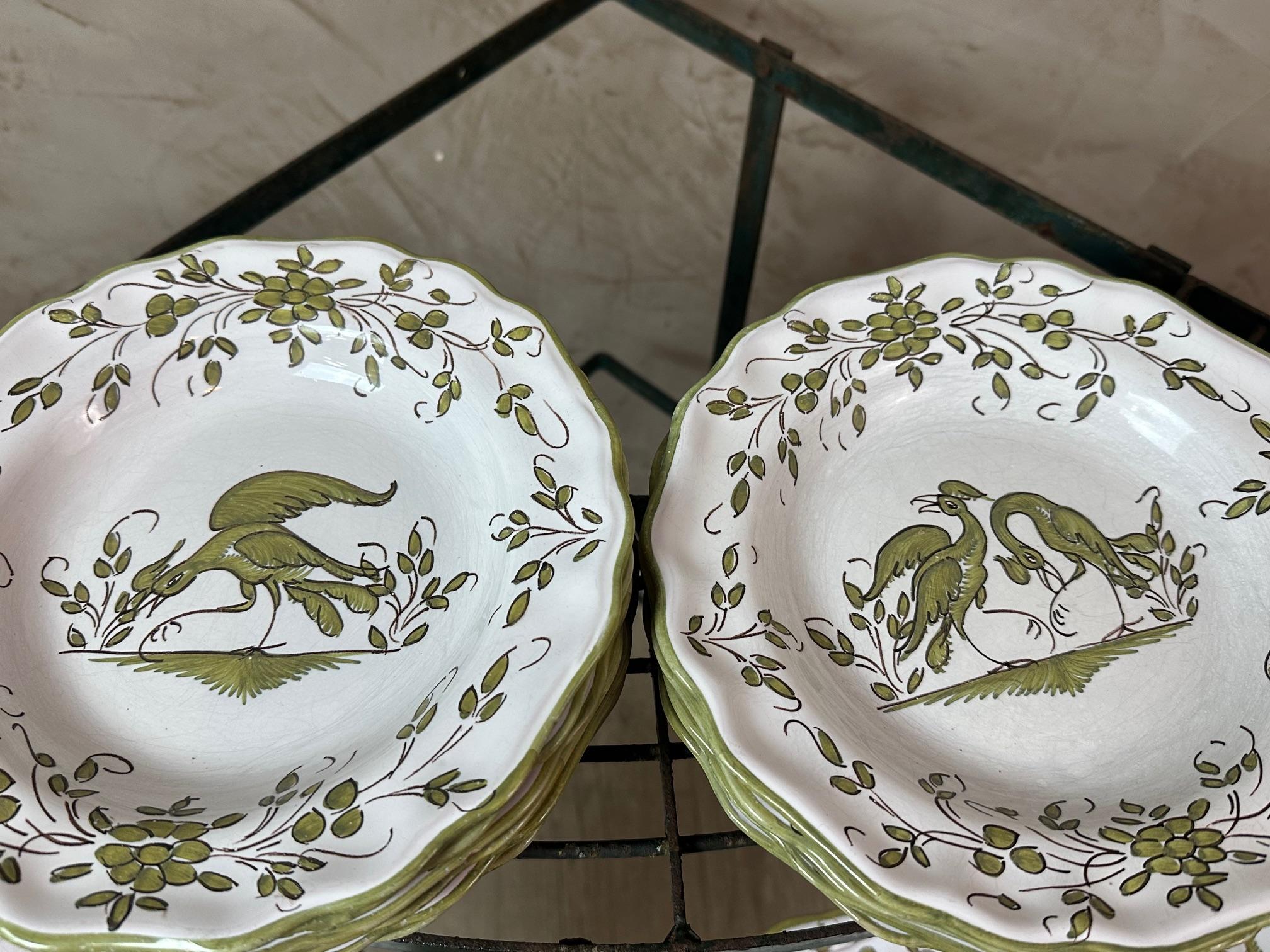 Poterie 20e siècle Français Ensemble de 49 pièces en faïence de Moustiers, années 1950 en vente