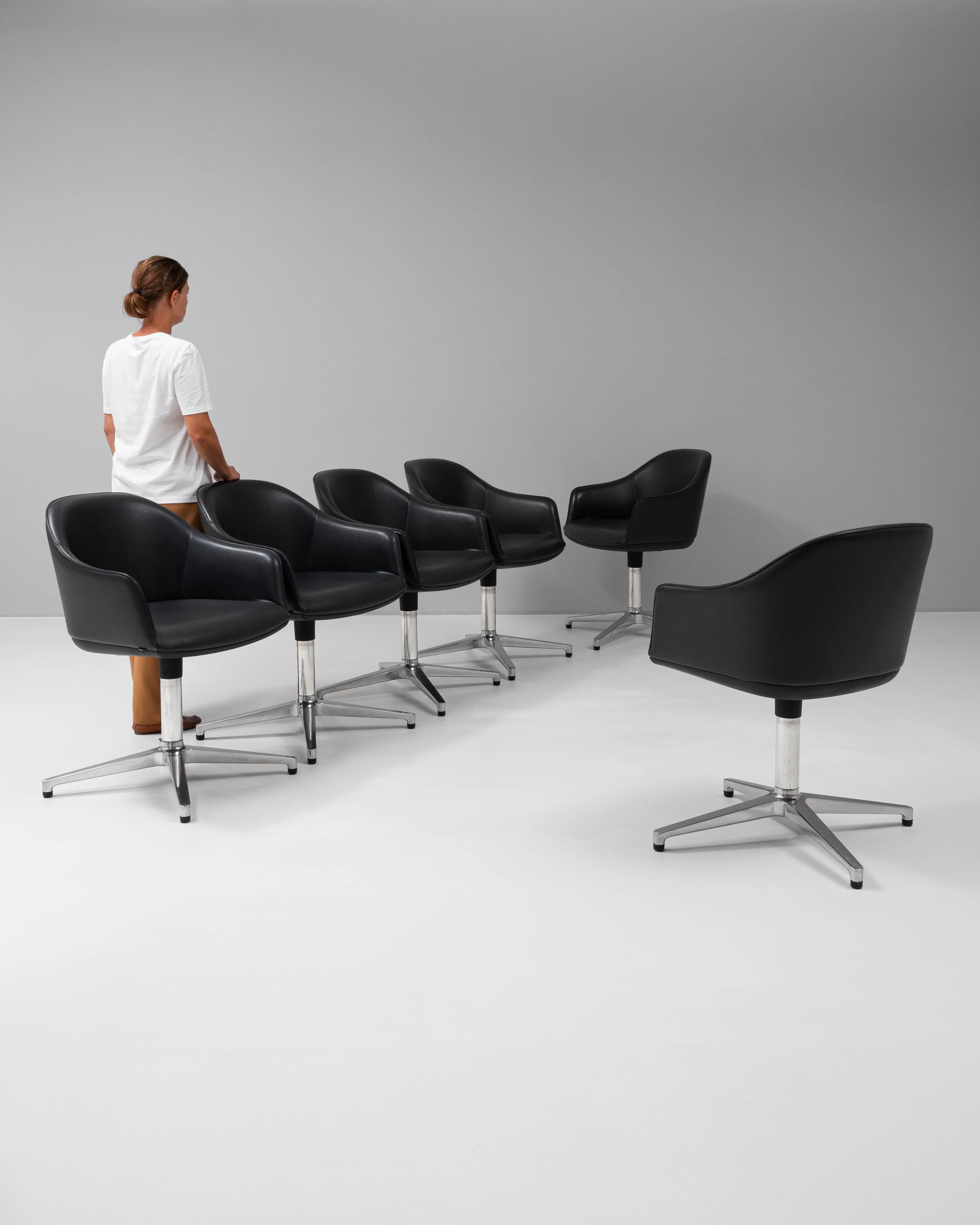Cet ensemble sophistiqué de six chaises en métal et en cuir a été conçu par les célèbres Ronan & Erwan Bouroullec pour Vitra, offrant une esthétique épurée et moderne. Fabriquées en France au cours du XXe siècle, les chaises présentent un design