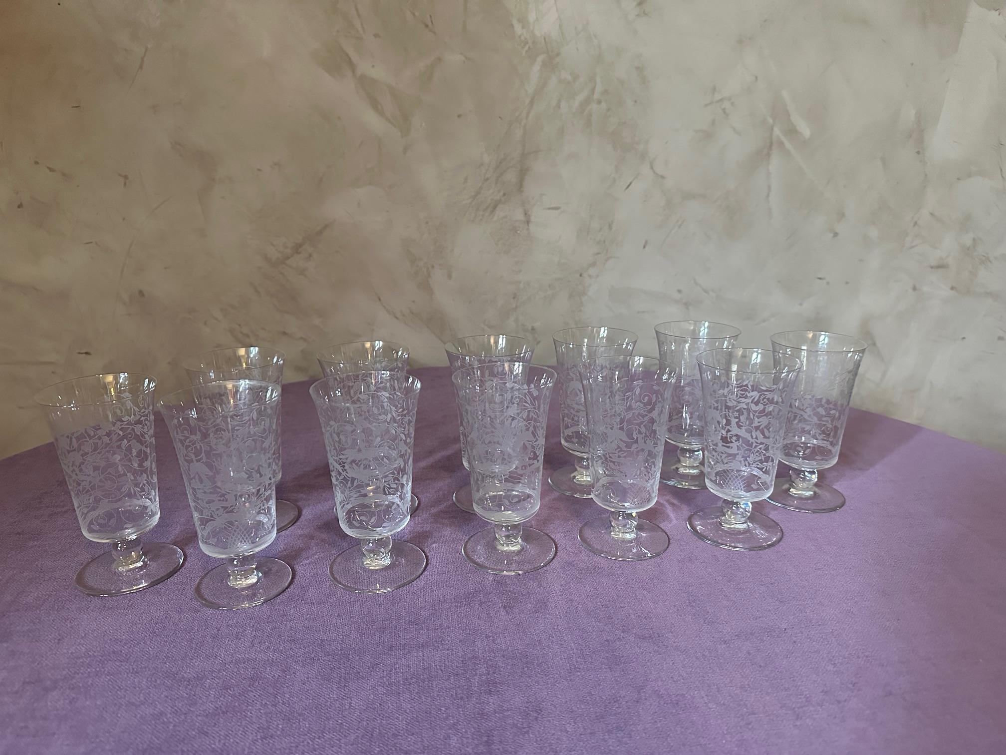Beautiful and rare set of Baccarat crystal glasses, Jeddah model, created by Georges Chevalier (1894-1987) in 1946 and produced until 1970.
- 12 water glasses
- 12 wine glasses
- 12 champagne flutes
- 17 liqueur glasses
- 1 carafe
- 1