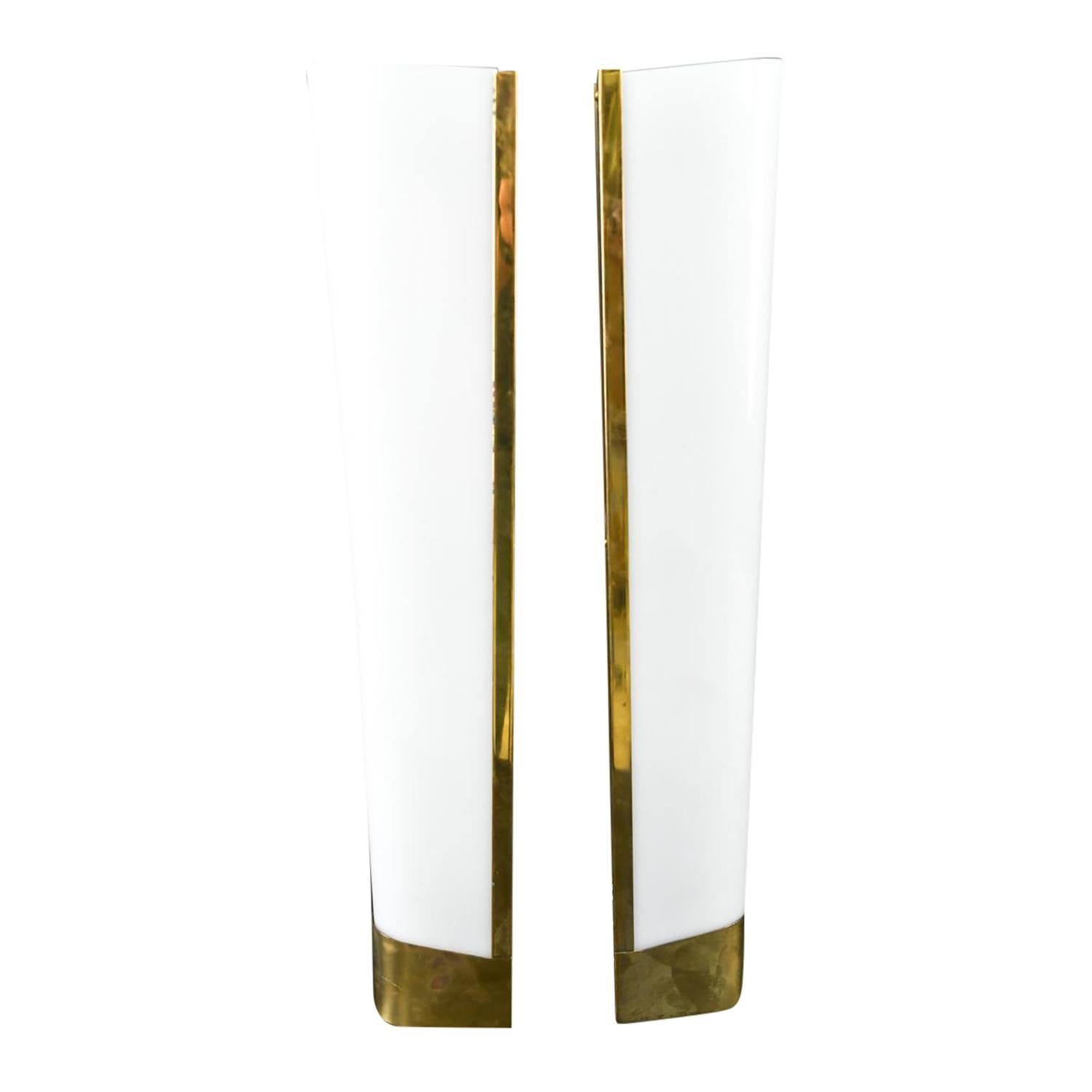 Set di sei appliques francesi vintage in ottone lucido lavorato a mano e vetro di lucite. Ciascuna delle luci, gli apparecchi sono dotati di una presa di corrente, in buone condizioni. I cavi sono stati rinnovati. Usura coerente con l'età e l'uso.