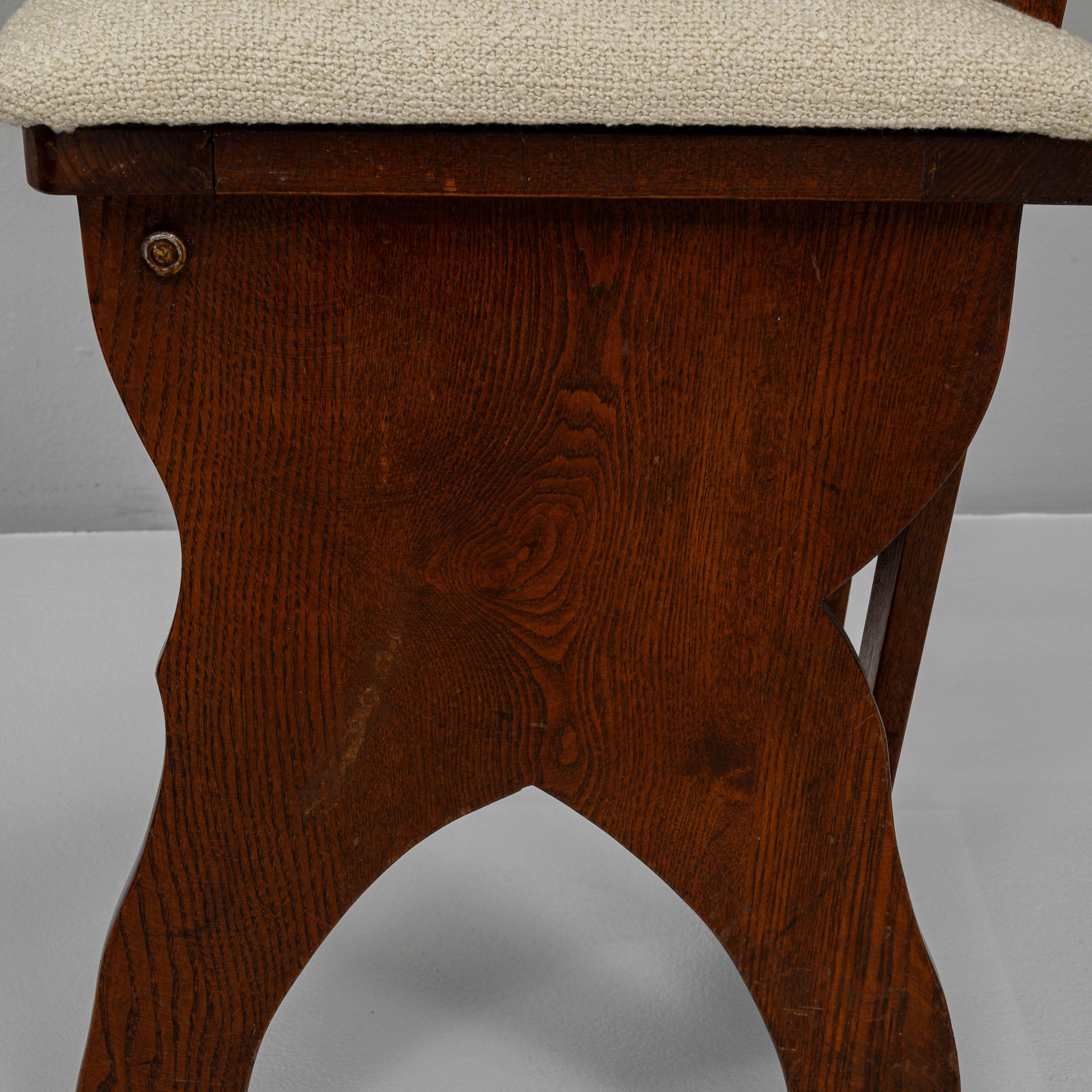 Ensemble de six chaises de salle à manger en chêne du 20e siècle avec sièges tapissés en vente 2