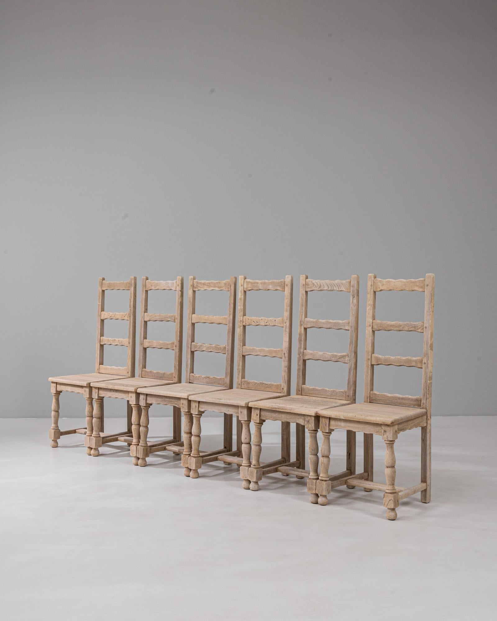 Ensemble de six chaises de salle à manger en chêne à dossier en échelle, du 20e siècle, de style français en vente 4
