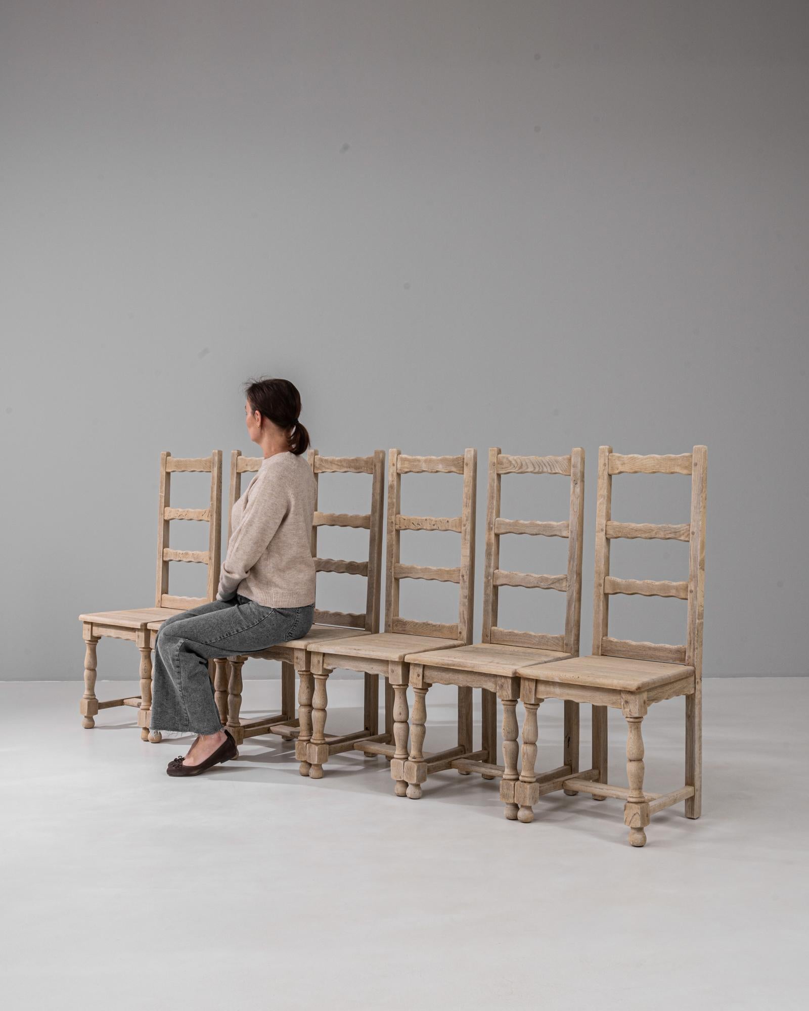 Ensemble de six chaises de salle à manger en chêne à dossier en échelle, du 20e siècle, de style français en vente 5
