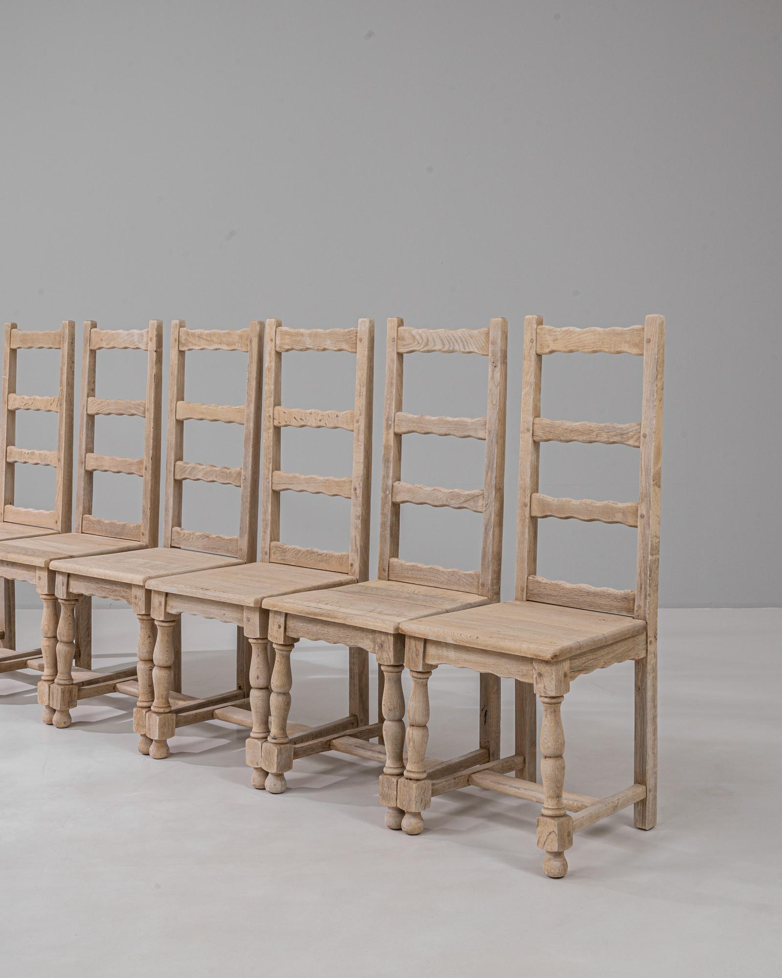 Ensemble de six chaises de salle à manger en chêne à dossier en échelle, du 20e siècle, de style français en vente 6