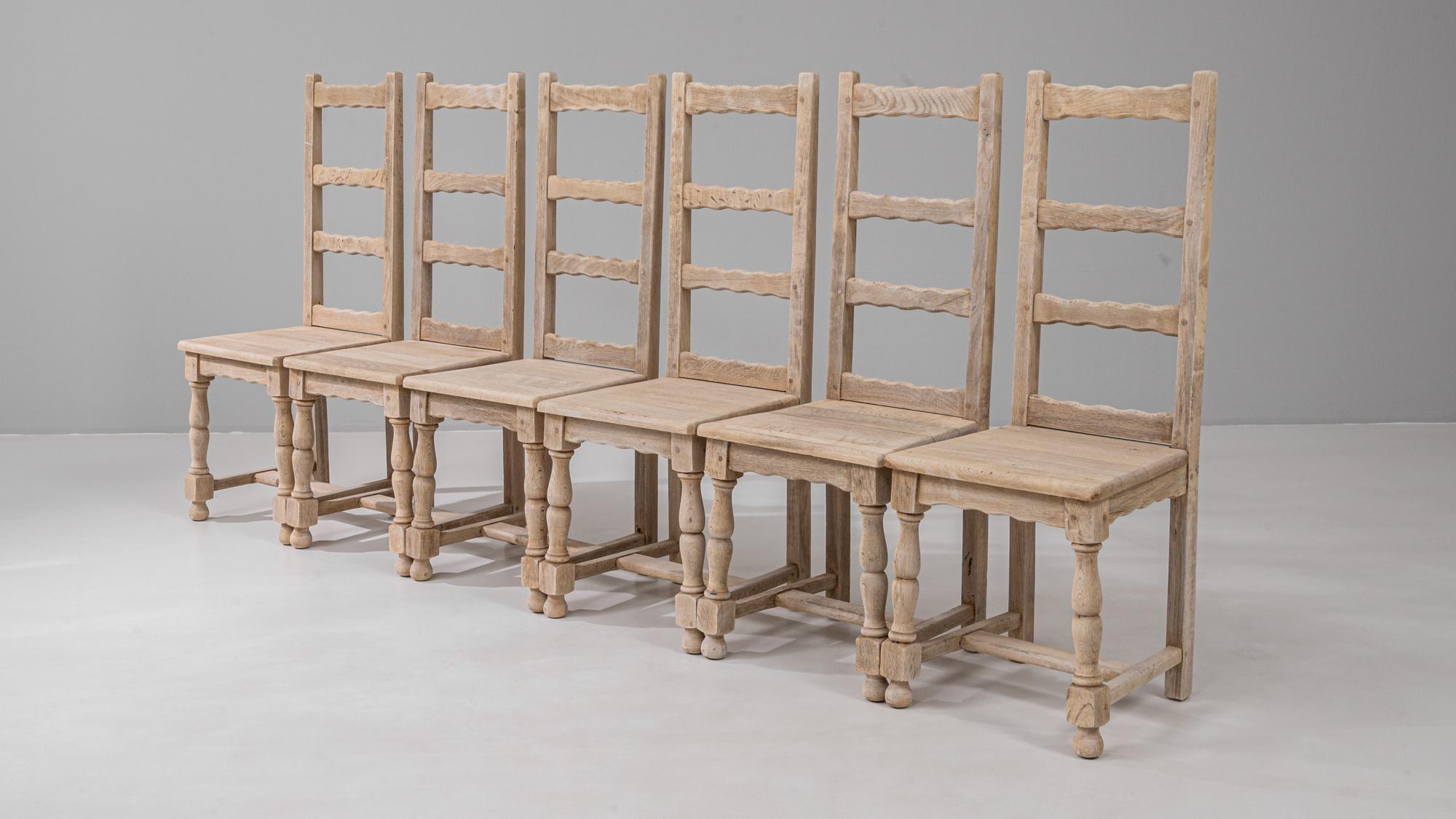 Ensemble de six chaises de salle à manger en chêne à dossier en échelle, du 20e siècle, de style français en vente 7