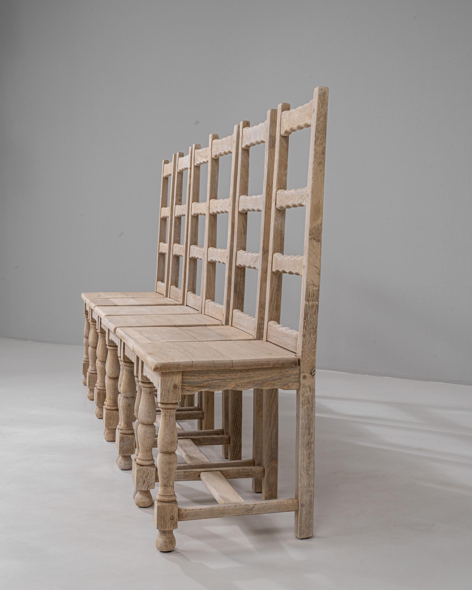 Ensemble de six chaises de salle à manger en chêne à dossier en échelle, du 20e siècle, de style français en vente 8